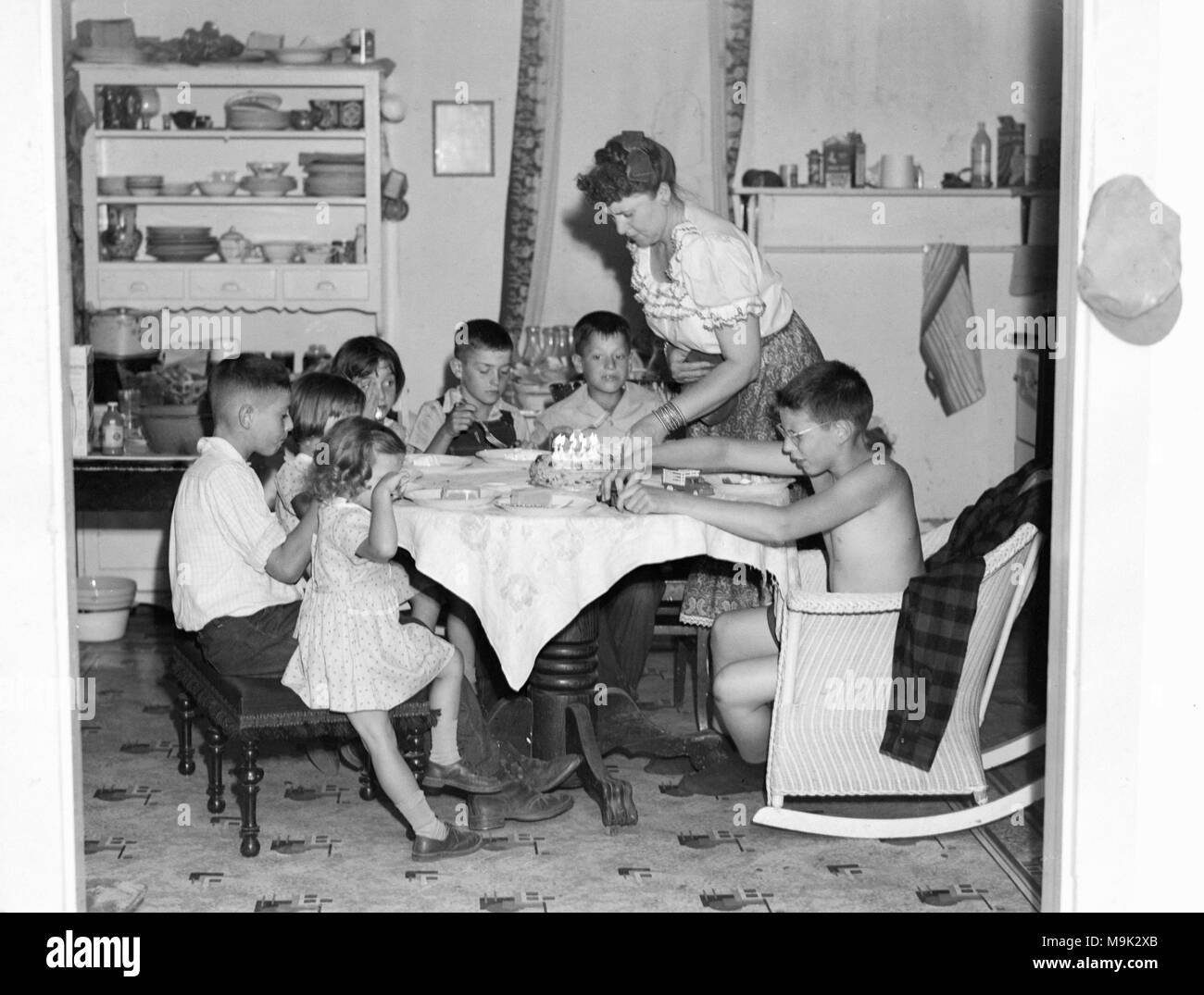 Fête d'anniversaire d'enfant dans la cuisine, ca. 1943. Banque D'Images