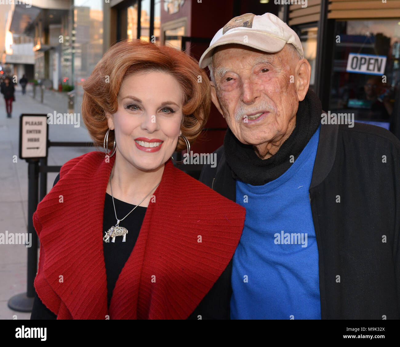 Kat Kramer et Bill Macy assiste à la 41e anniversaire de la fin de l'examen préalable au spectacle Ahrya Laemmle Fine Art Theatre le 24 mai 2018 à Beverly Hills. Banque D'Images