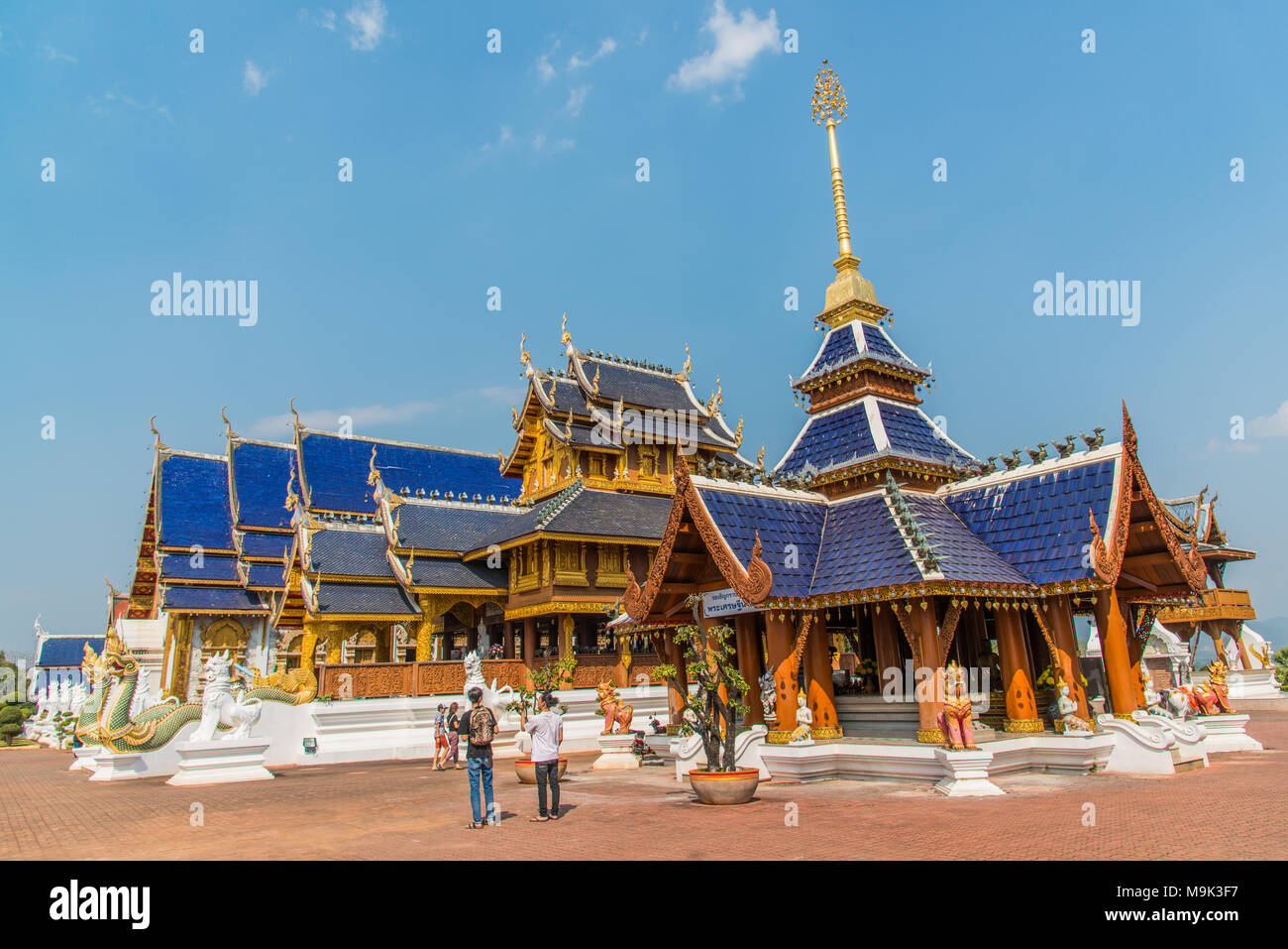 Chiang Mai, Thaïlande - 11 Février, 2017 : les touristes à visiter au grand temple bleu ou Wat Ban Den. beau temple bouddhiste dans Chainagmai, Sesana Banque D'Images