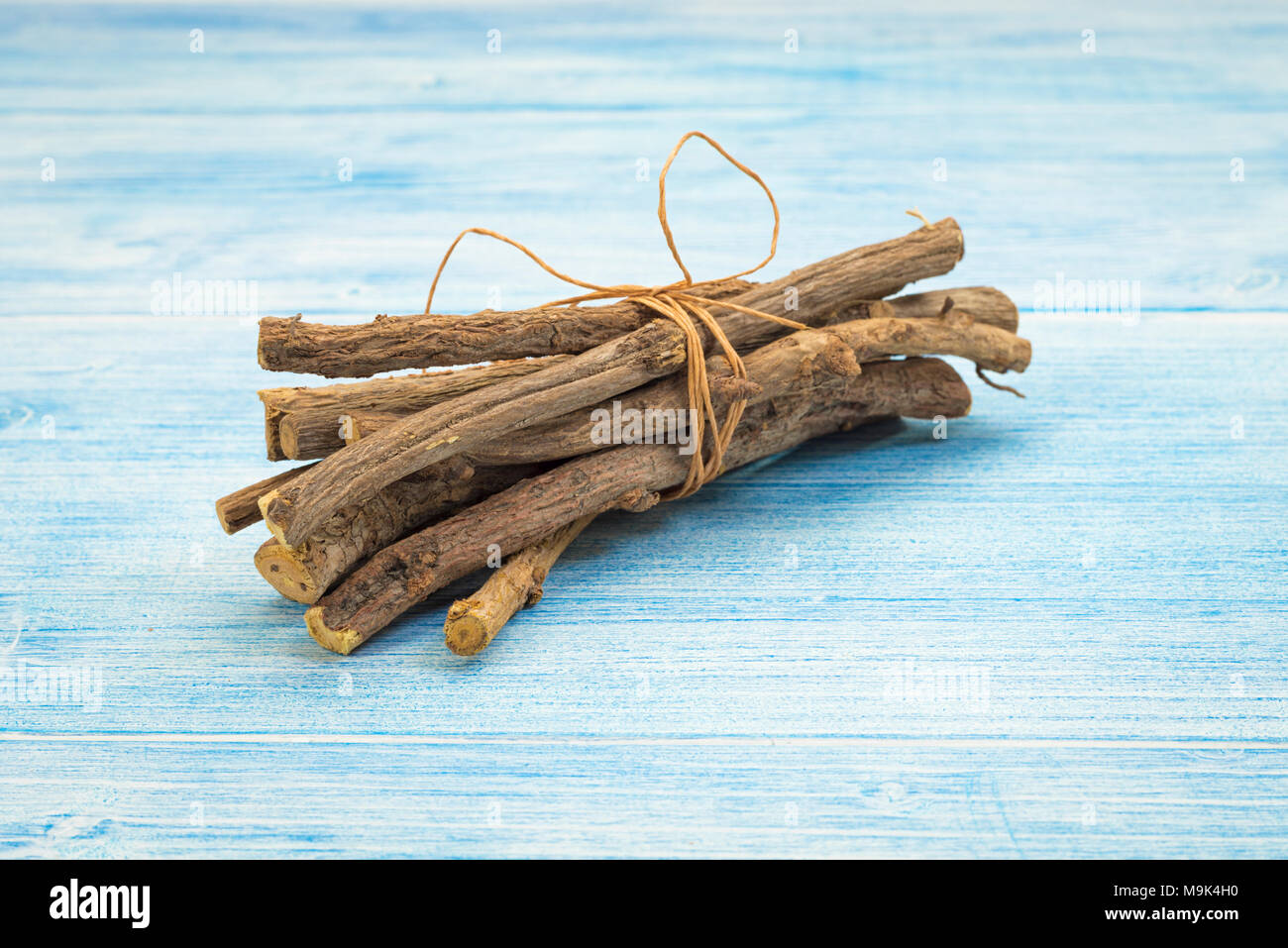 Ensemble de racines de réglisse Glycyrrhiza glabra sur table rustique Banque D'Images