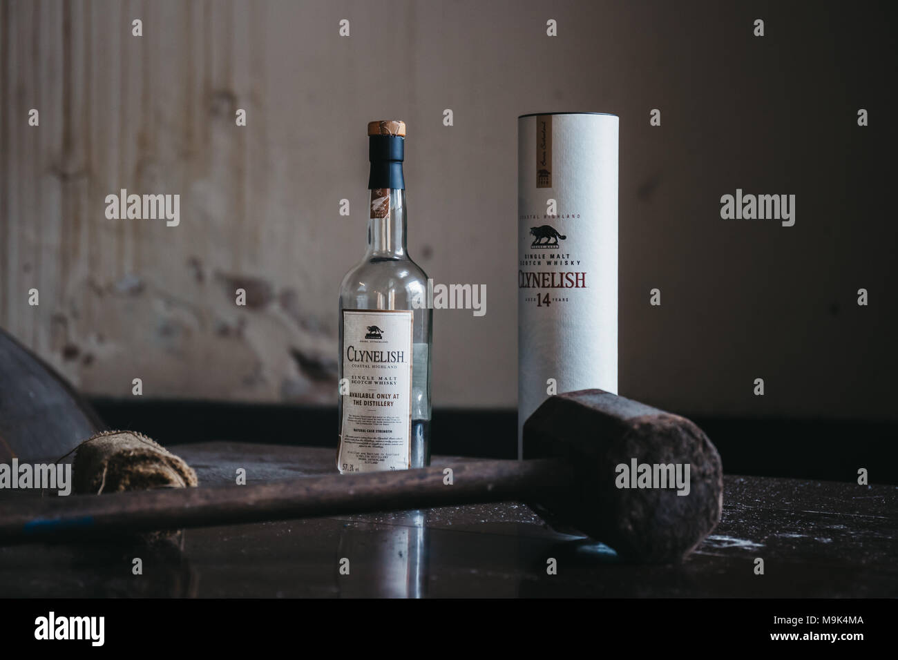 Bouteille de whisky Clynelish, marteau en bois et toile fixé sur une table dans une distillerie de Brora, en Écosse. Banque D'Images