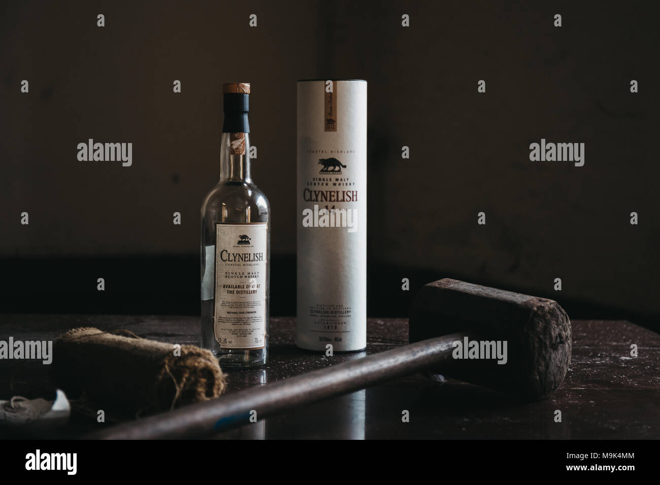 Bouteille de whisky Clynelish, marteau en bois et toile fixé sur une table dans une distillerie de Brora, en Écosse. Banque D'Images