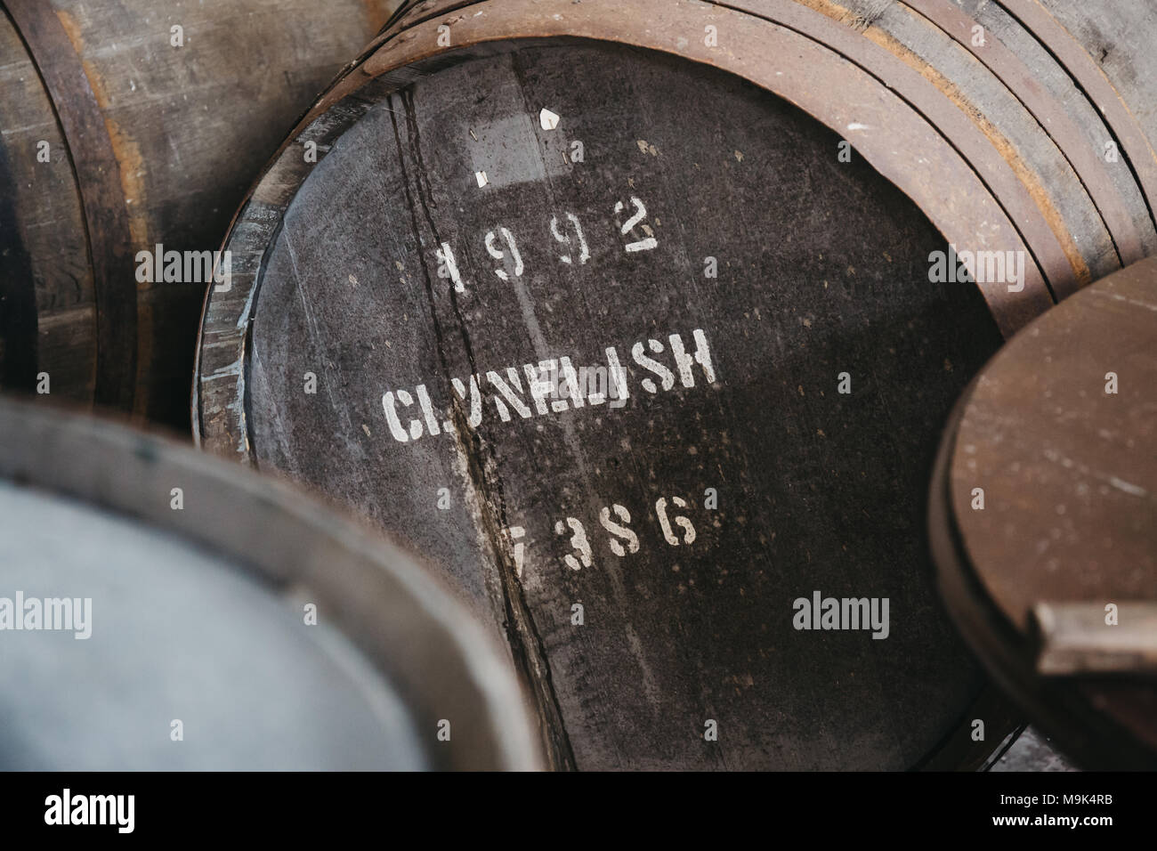 Barils de whisky Clynelish Distillery Brora Brora, à l'intérieur, de l'Écosse. La distillerie ferma en 1983 et est en train de rouvrir en 2020. Banque D'Images