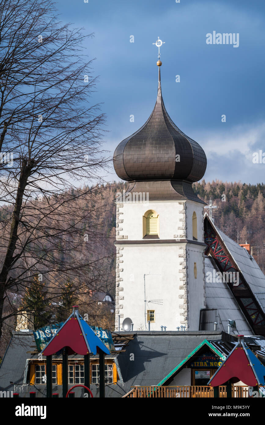 Karpacz, Pologne - Février 2018 : Tour de l'église catholique de Parafia Nawiedzenia NMP Banque D'Images