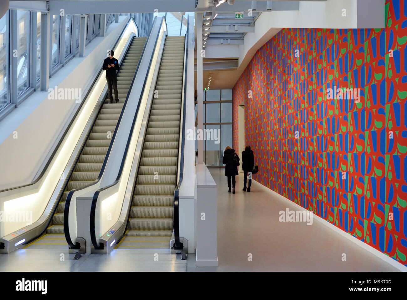 Les visiteurs, escalators et sida Papier peint dans le couloir à la fondation Louis Vuitton Art Museum & Cultural Center (2006-14) conçu par Frank Gehry, Paris Banque D'Images