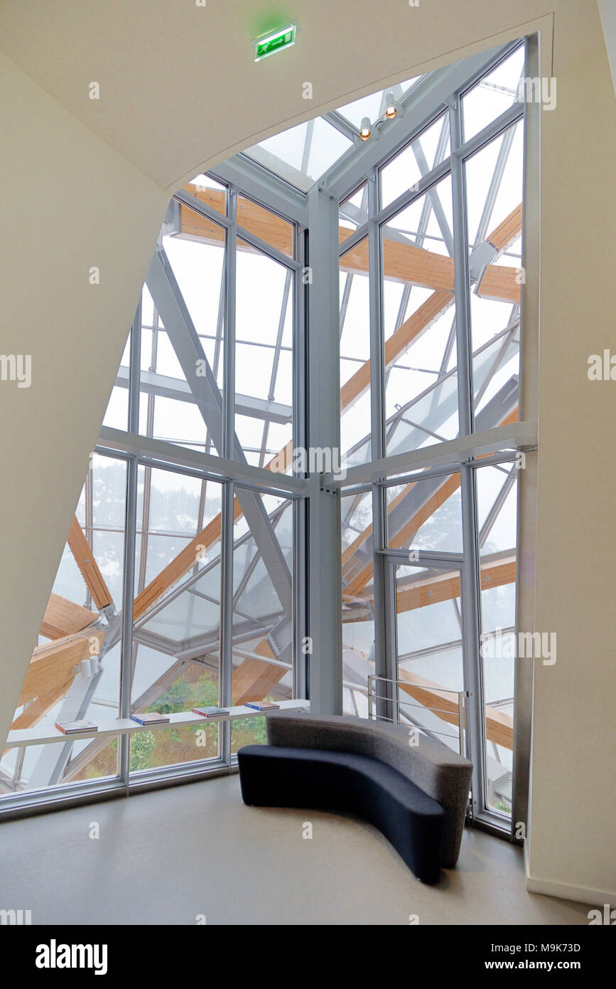 Coin salon intérieur à la fondation Louis Vuitton Art Museum & Cultural Center (2006-14) conçu par Frank Gehry, Paris, France Banque D'Images