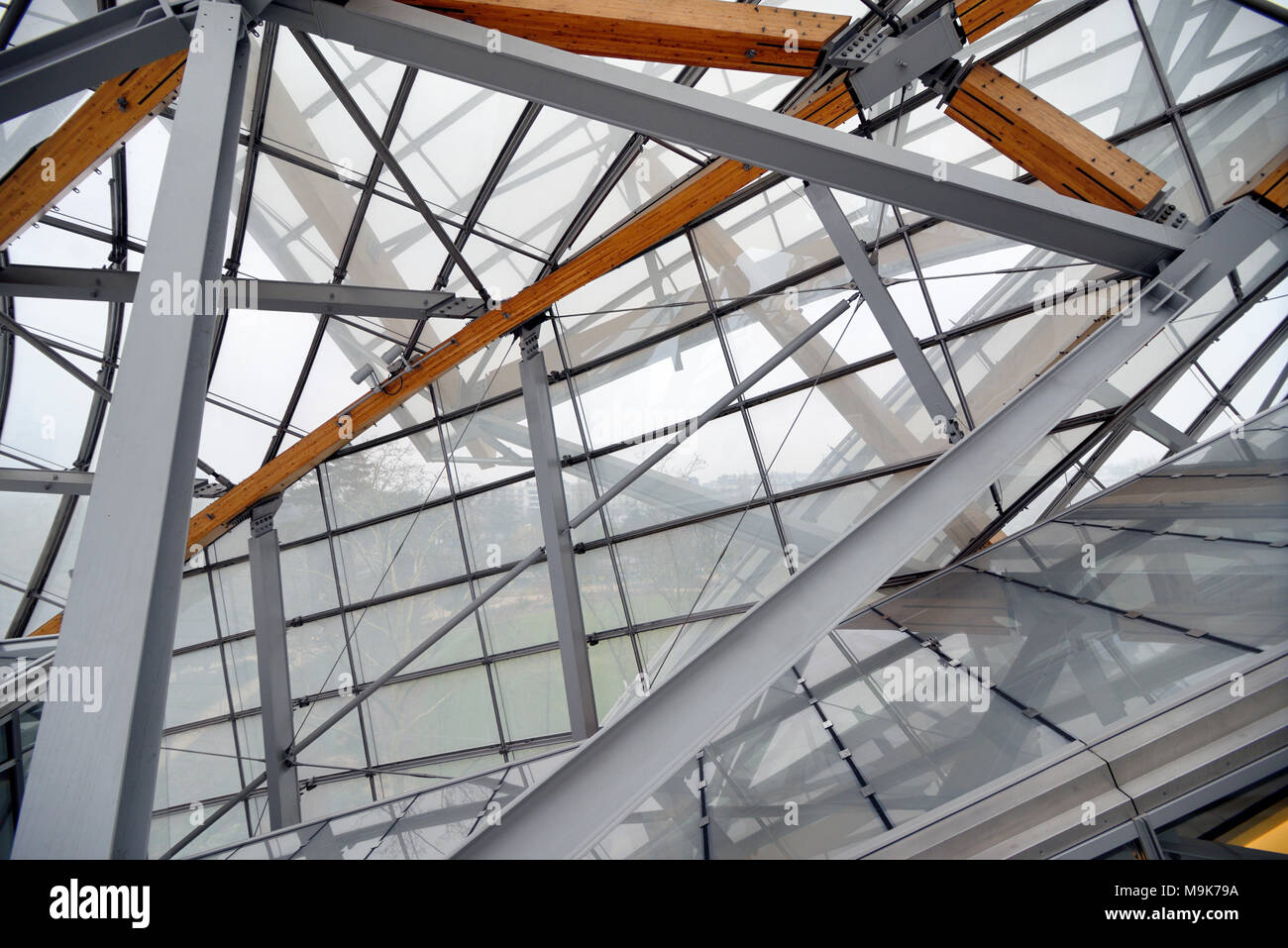 Toit en verre et structure du toit de la fondation Louis Vuitton Art Museum & Cultural Center (2006-14) conçu par Frank Gehry, Paris, France Banque D'Images