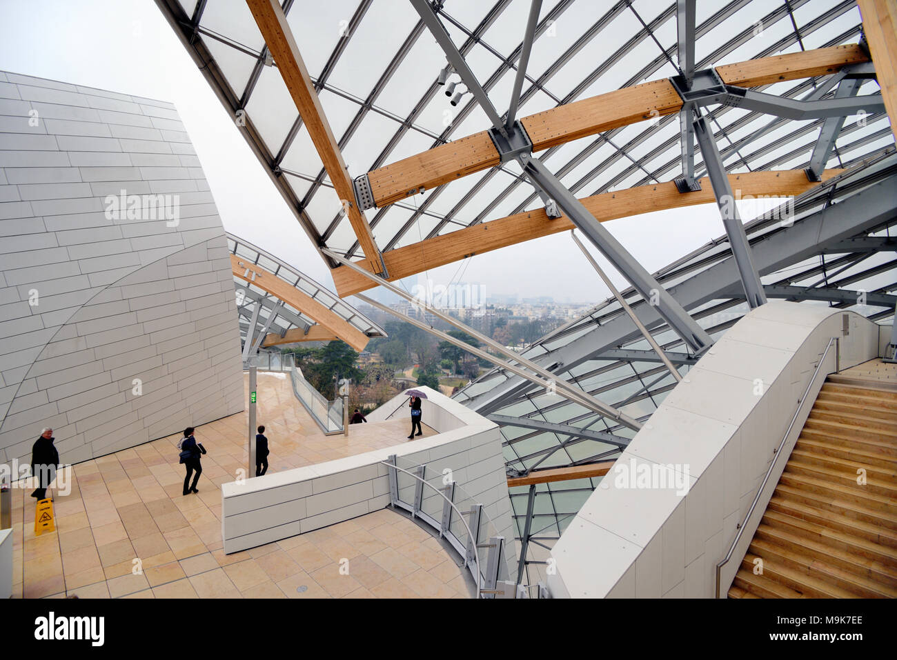 Terrasse sur le toit de la fondation Louis Vuitton Art Museum & Cultural Center (2006-14) conçu par Frank Gehry, Paris, France Banque D'Images