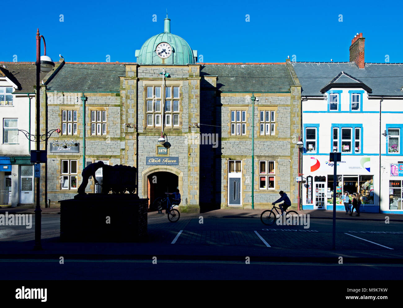 Les garçons sur des vélos sur la Place, London, West Cumbria, Angleterre, Royaume-Uni Banque D'Images