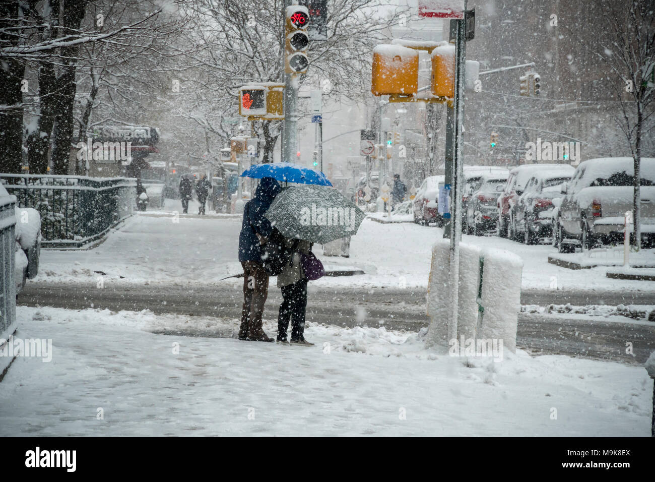 Fatigué de l'hiver, les piétons trudge par tempête de Toby dans le quartier de Chelsea, New York le mercredi 21 mars 2018, le deuxième jour du printemps. La quatrième ni-easter ce mois-ci, la tempête devrait se débarrasser de la neige lourde et humide, au nord-est renversant les lignes électriques et causant des dommages à l'arbre des domaines encore les trois dernières tempêtes. (Â© Richard B. Levine) Banque D'Images