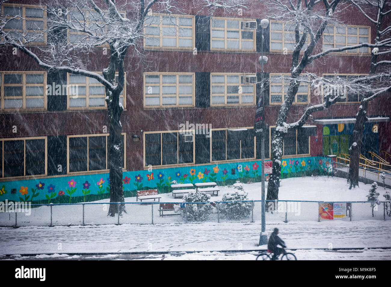 La Tempête d'hiver fermé Toby PS 33 dans le quartier de Chelsea, New York le mercredi 21 mars 2018, le deuxième jour du printemps. Maire de la ville de New York, Bill De Blasio a annoncé la veille que les écoles seront fermées en raison de la tempête. (Â© Richard B. Levine) Banque D'Images