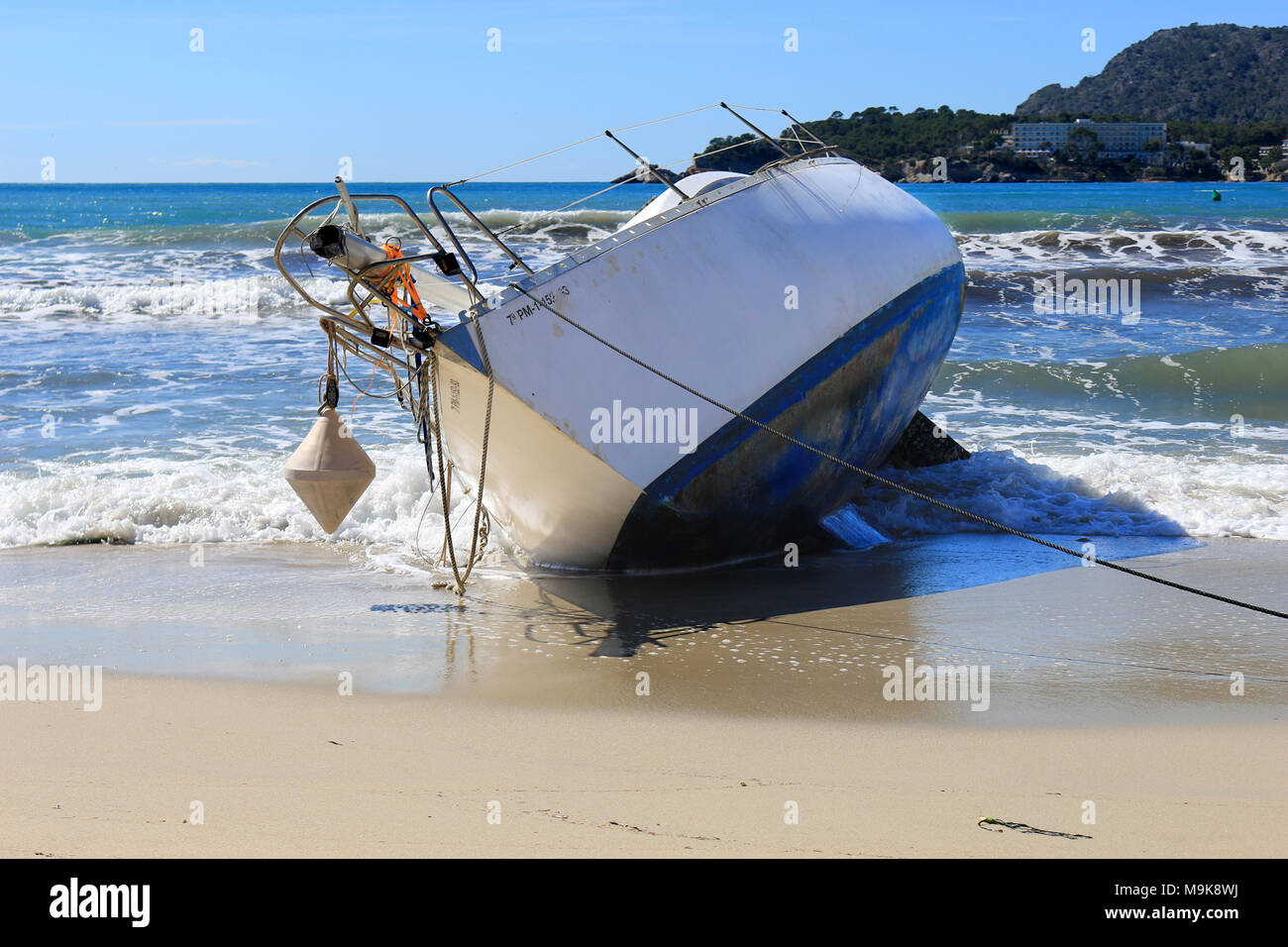 Un bateau se trouvant à la plage de sable Banque D'Images