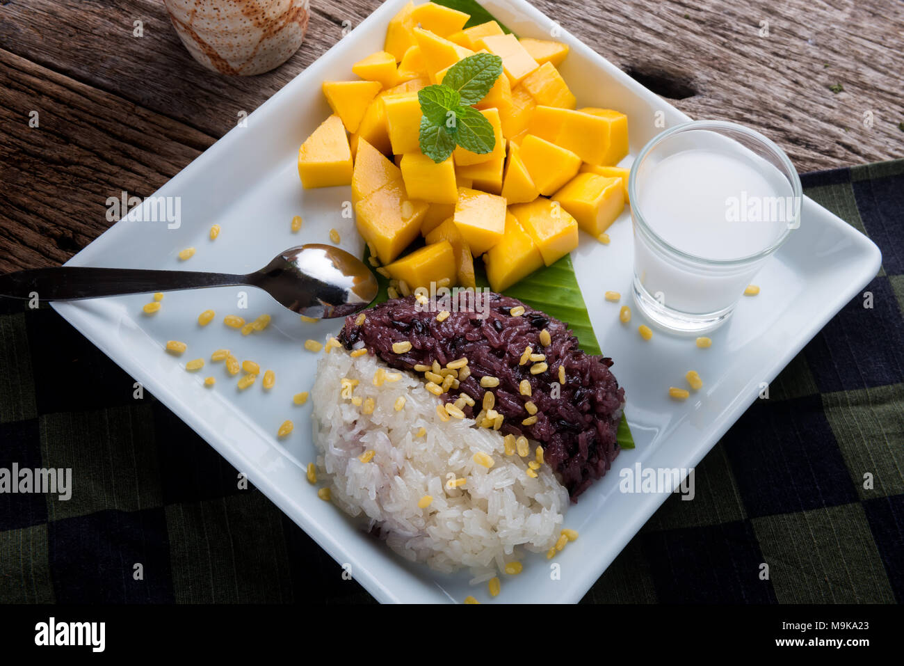 Avec Mango sticky rice dans un style thaï dessert de l'heure d'été prêt à manger . Banque D'Images