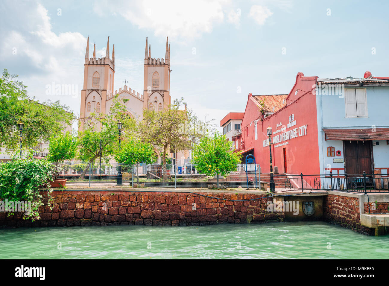 L'église de St Francis Xavier et canal à Malacca, Malaisie Banque D'Images
