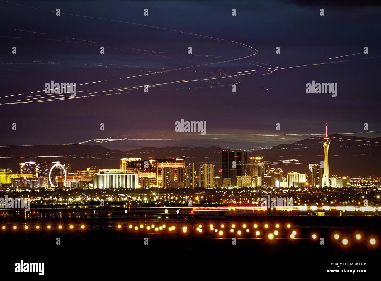 Avions volent sur le Strip de Las Vegas et de la Nellis Air Force Base, au Nevada, le 21 mars 2018. La Nellis est situé à 15 miles au nord de la bande de Las Vegas et d'accueil pour l'Armée de l'Air Warfare Center, le plus grand et le plus exigeant à l'entraînement au combat aérien avancé de sa mission dans le monde. (U.S. Air Force photo illustration par un membre de la 1re classe Andrew D. Sarver) Banque D'Images