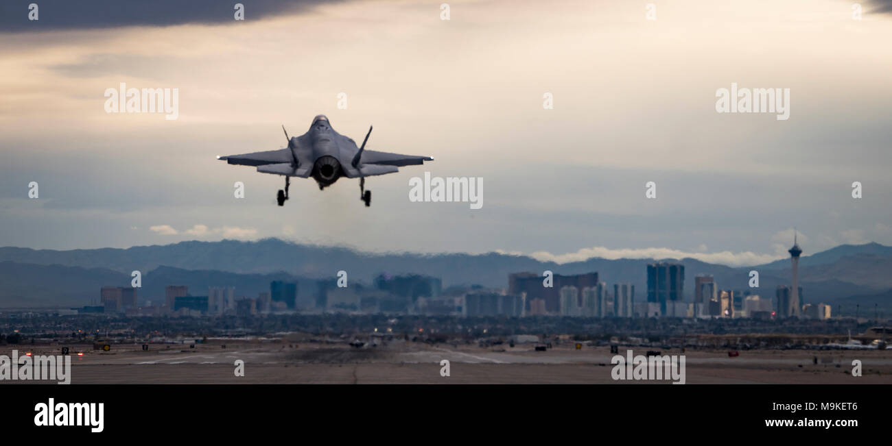 Un F-35A Lightning II fighter jet du 6e Escadron d'armes atterrit à Nellis Air Force Base, au Nevada, le 21 mars 2018. La Nellis est situé à 15 miles au nord de la bande de Las Vegas et d'accueil pour l'Armée de l'Air Warfare Center, le plus grand et le plus exigeant à l'entraînement au combat aérien avancé de sa mission dans le monde. (U.S. Air Force photo par un membre de la 1re classe Andrew D. Sarver) Banque D'Images