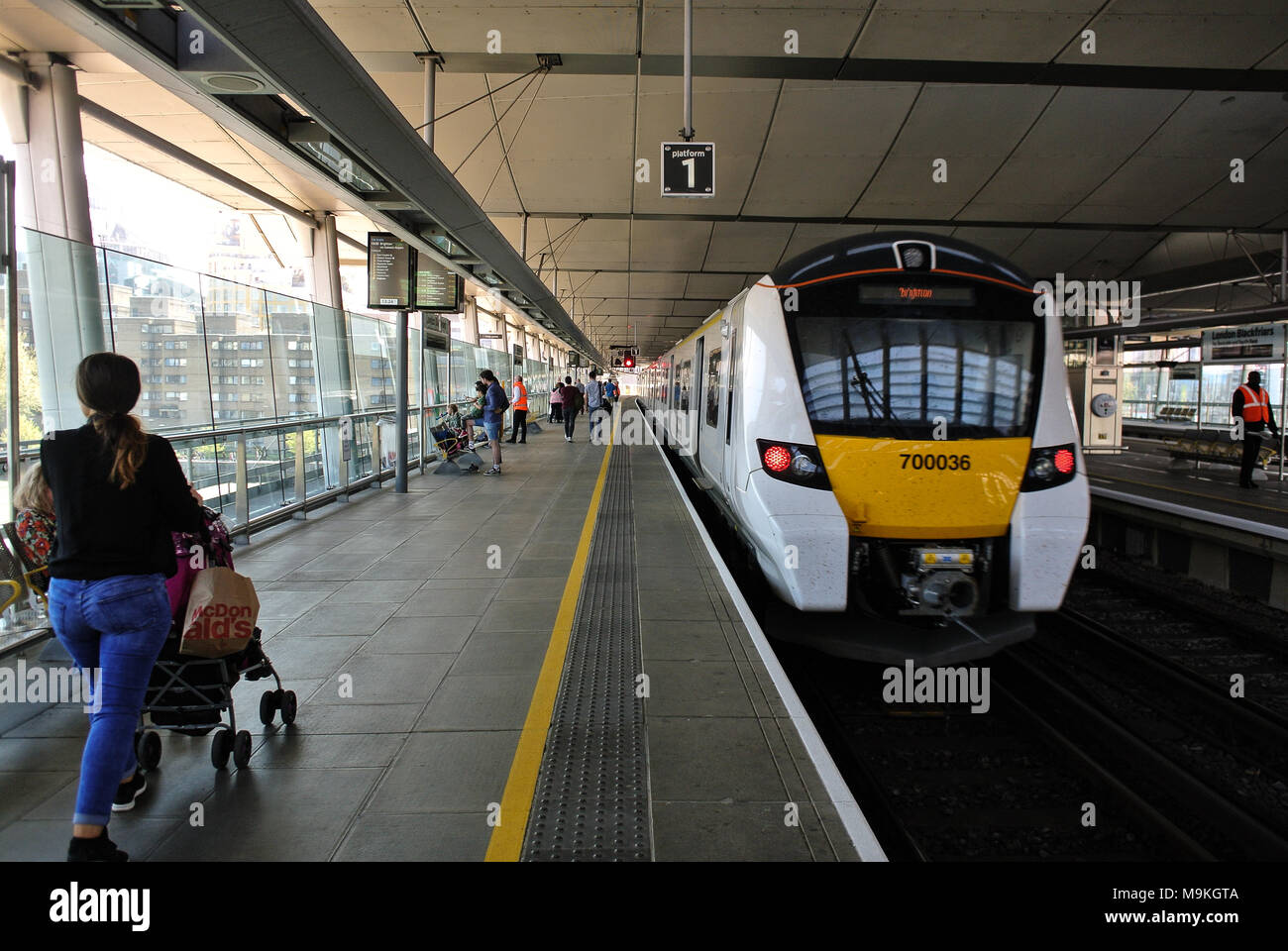En train De la plateforme de la gare Blackfriars Bridge Londin Banque D'Images