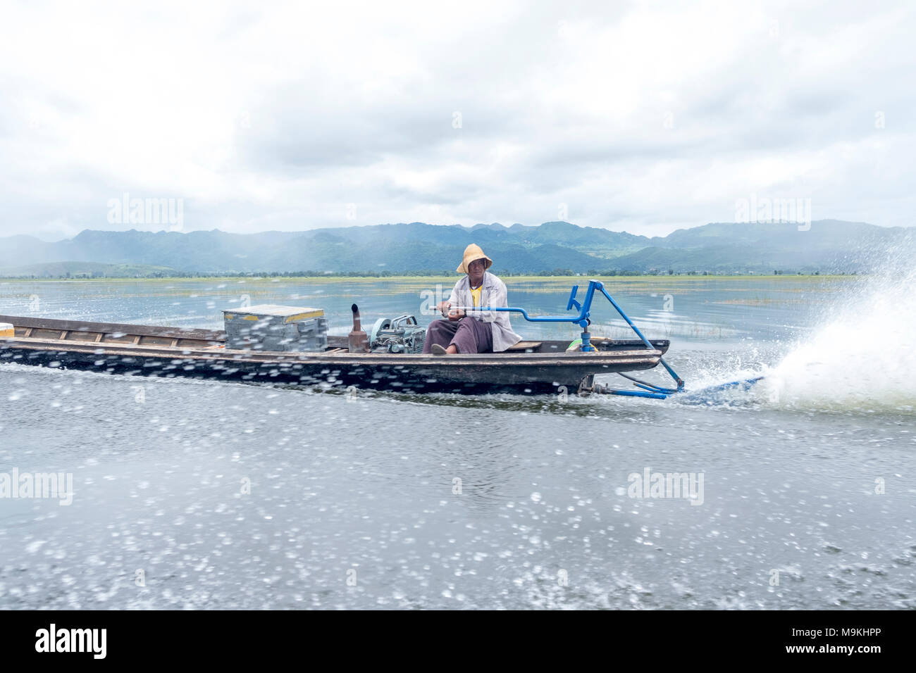 Batelier sur le lac Inle. L'État de Shan, Myanmar. Banque D'Images