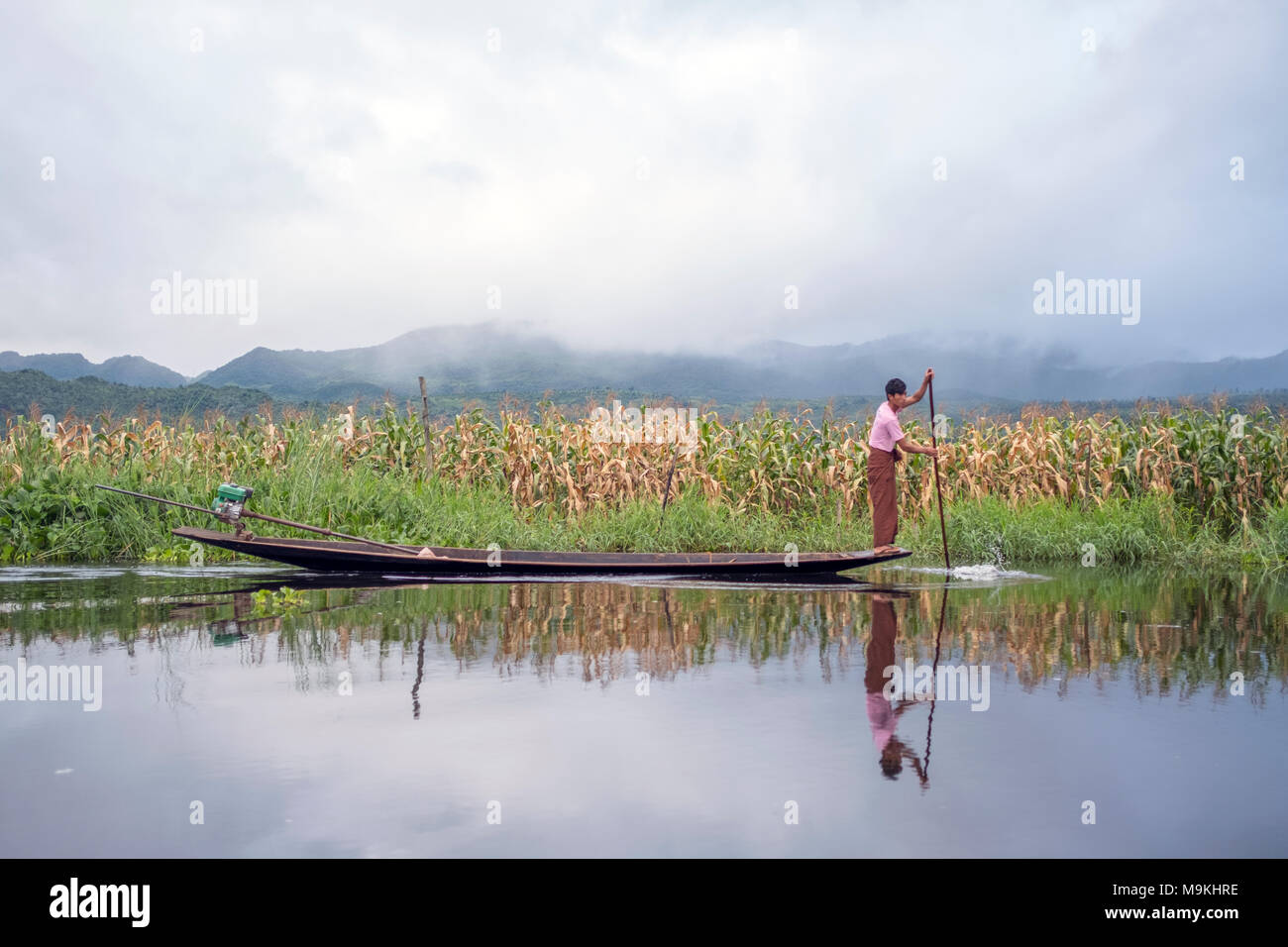 Batelier sur le lac Inle. L'État de Shan, Myanmar. Banque D'Images