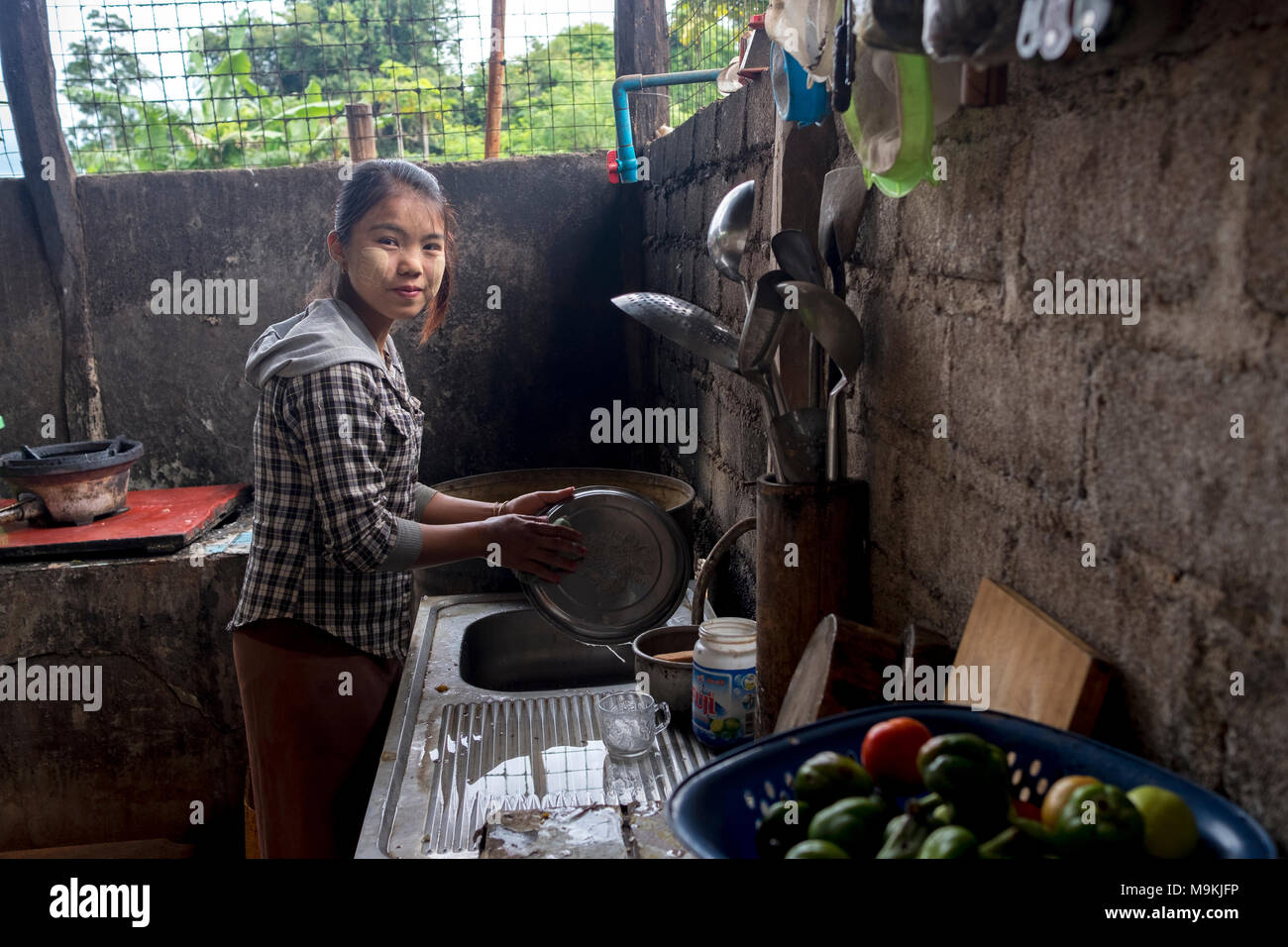 Femme travaillant dans une cuisine. Inle Lake, l'État de Shan, Myanmar Banque D'Images