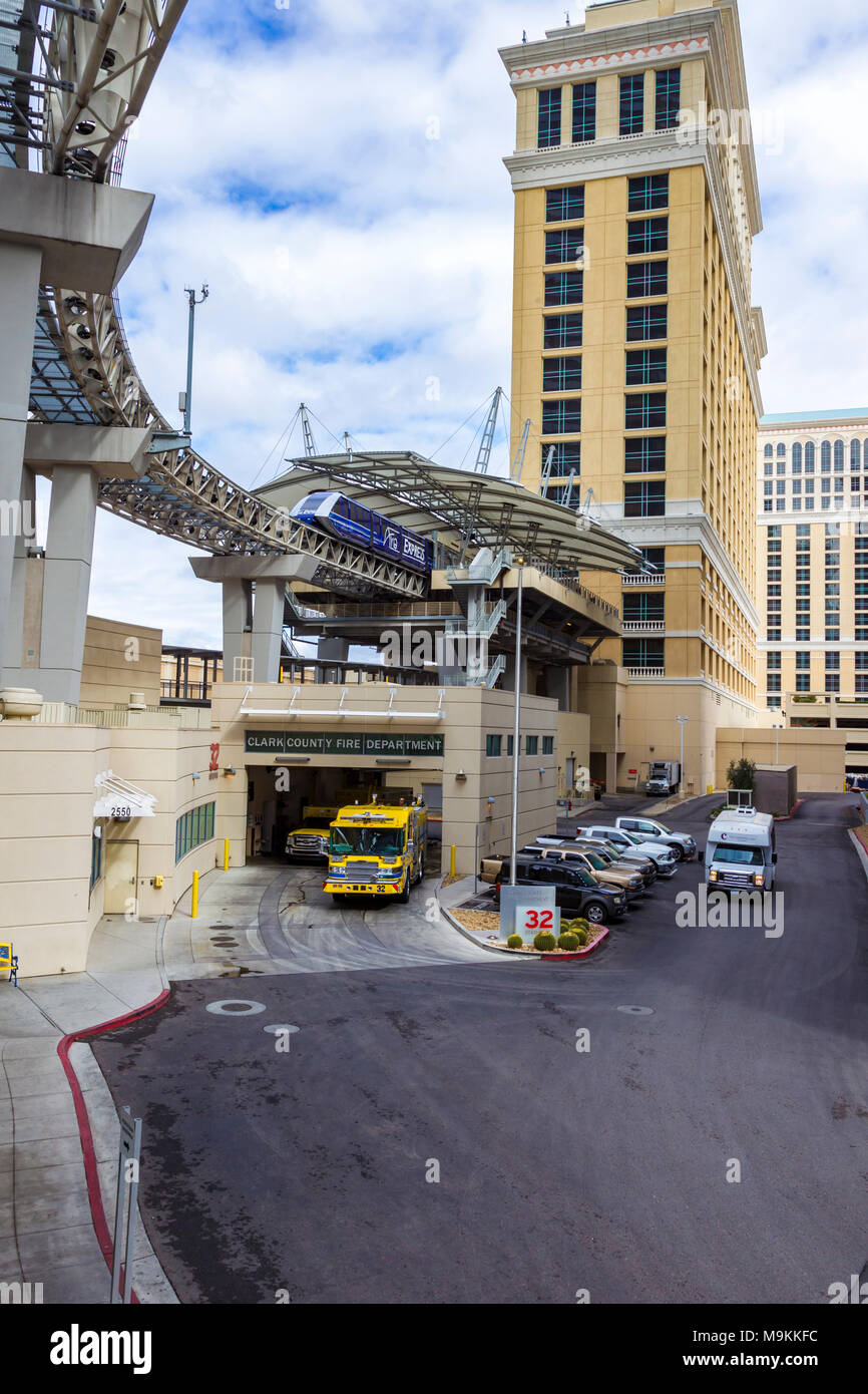 Laissant Aria Exprss station avec le Service des incendies du comté de Clark, ci-dessous, Las Vegas, États-Unis d'Navarda Banque D'Images