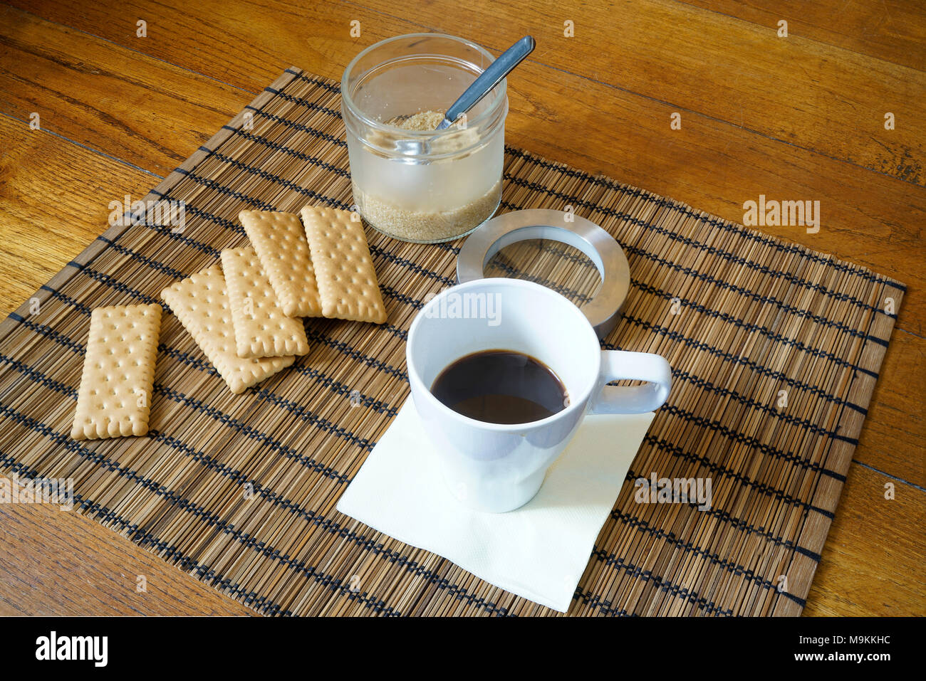 Le petit-déjeuner avec café et petits gâteaux sur la table en bois Banque D'Images
