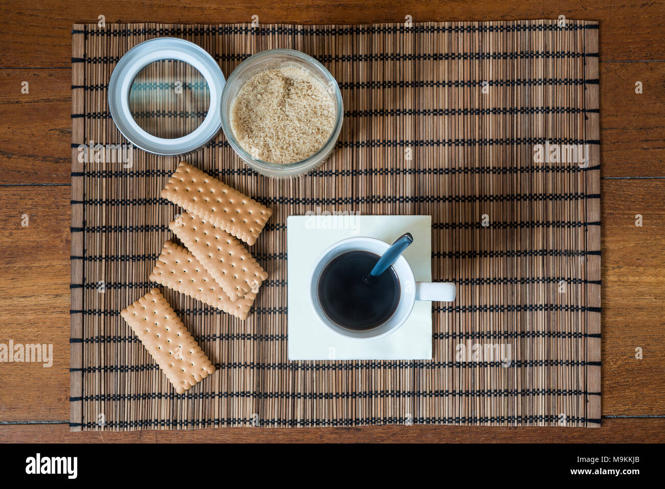 Le petit-déjeuner avec café et petits gâteaux sur la table en bois Banque D'Images