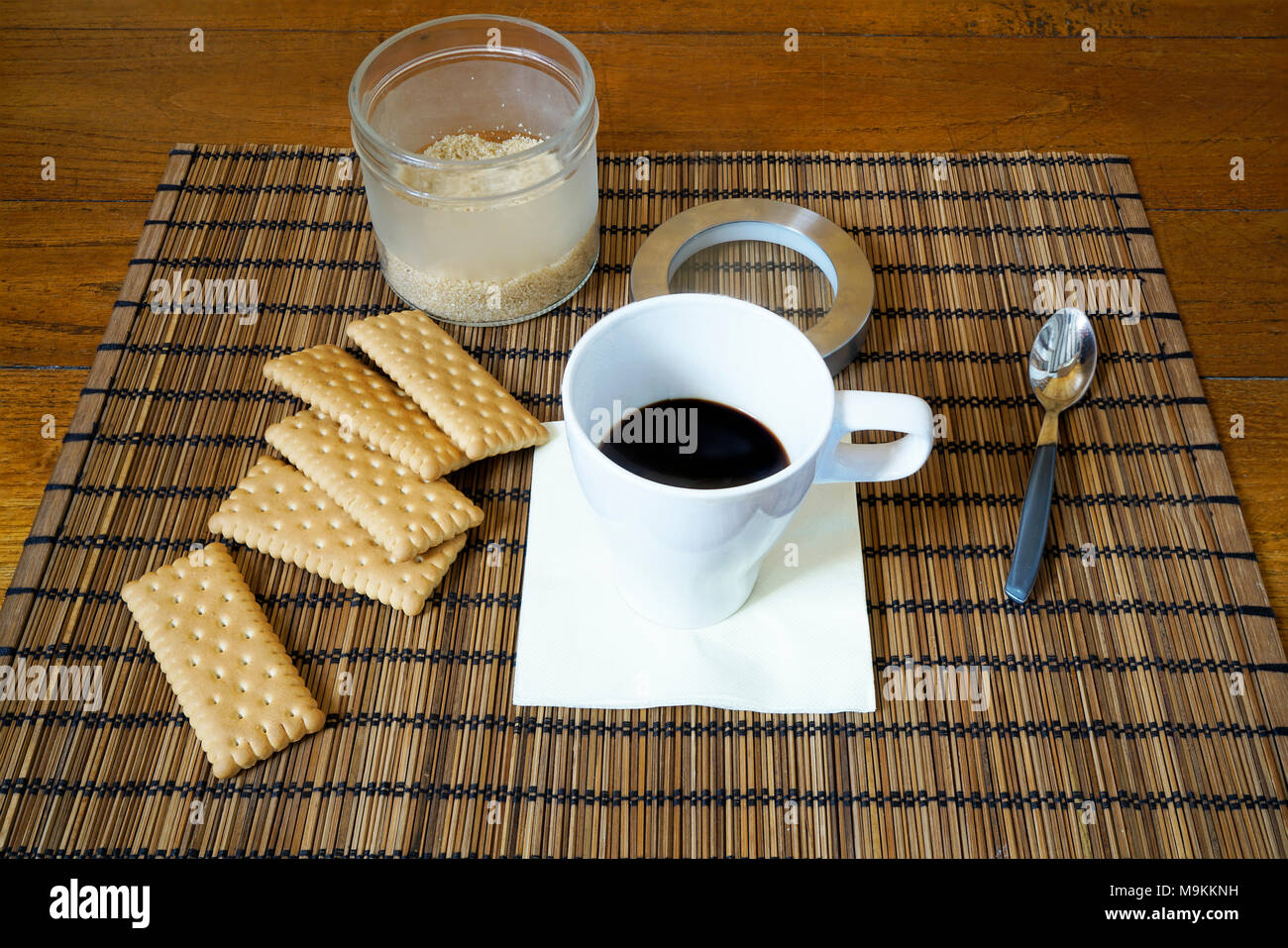 Le petit-déjeuner avec café et petits gâteaux sur la table en bois Banque D'Images