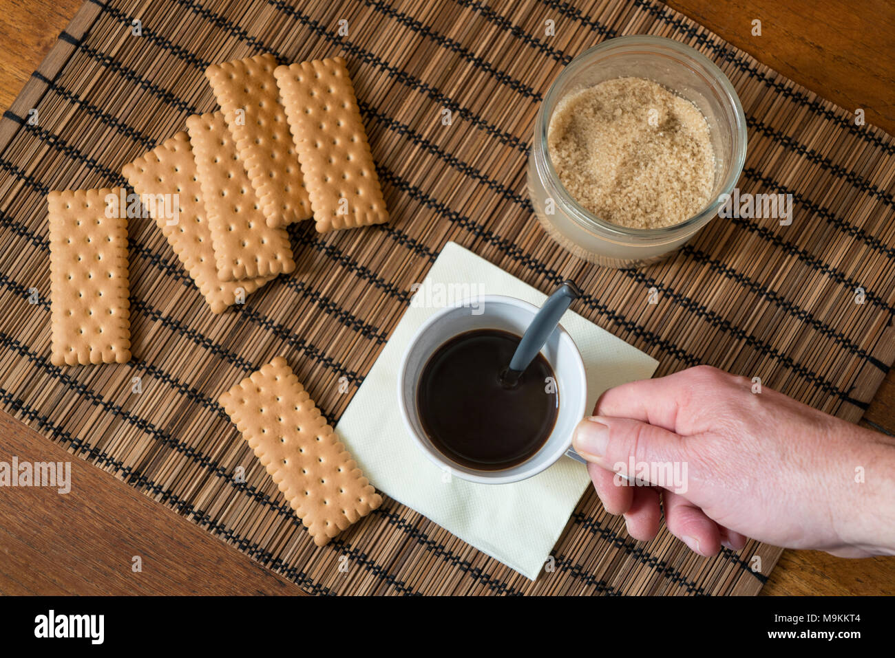 Le petit-déjeuner avec café et petits gâteaux sur la table en bois Banque D'Images