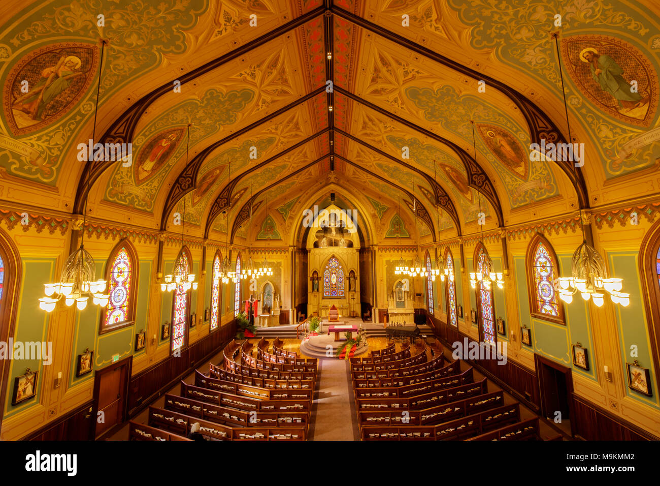 Santa Cruz, Californie - le 24 mars 2018 : intérieurs de Holy Cross Catholic Church. Banque D'Images