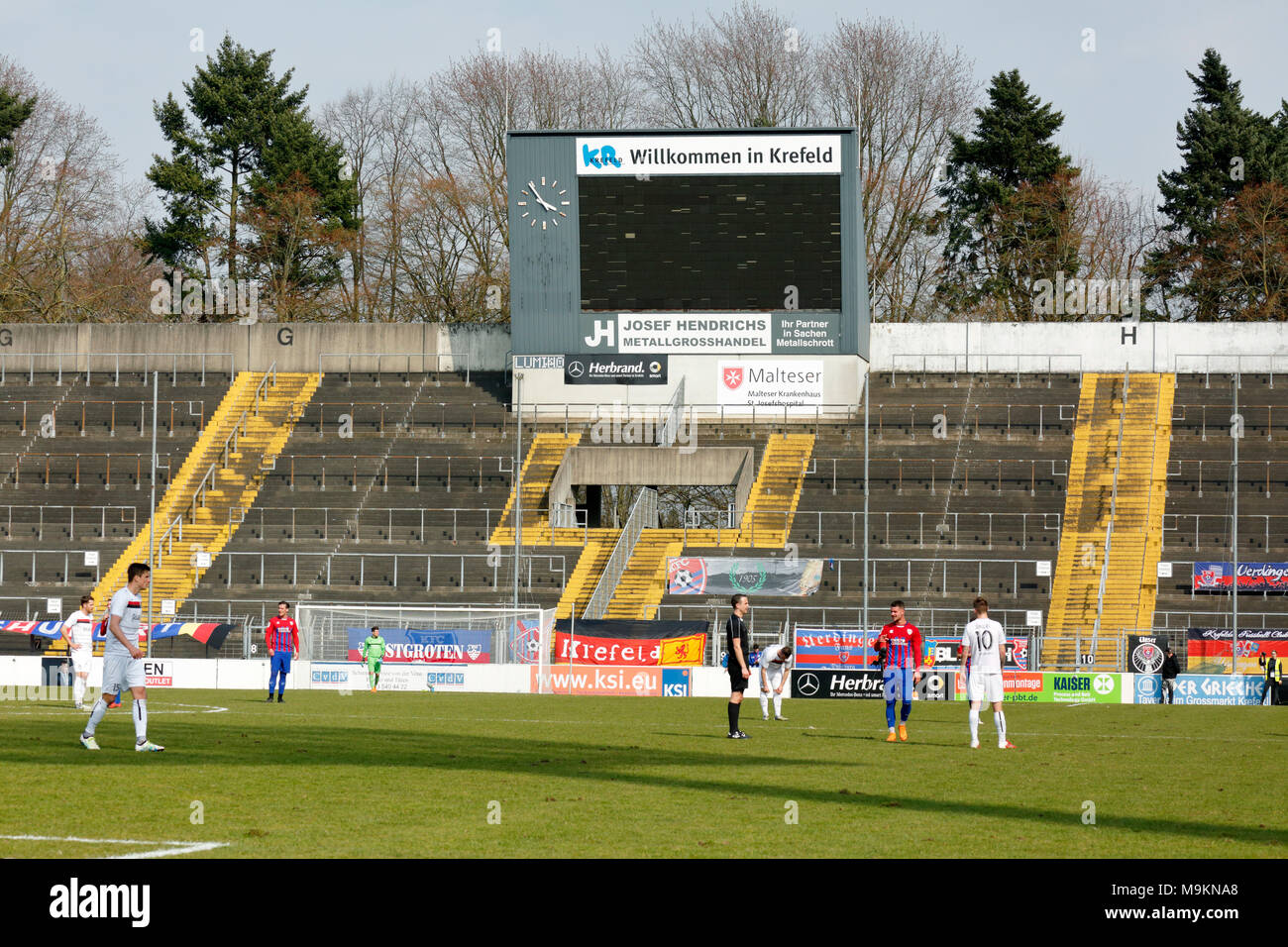 Sport, football, Ligue Régionale Ouest, 2017-2018, Grotenburg Stadium dans Krefeld-Bockum, Bas-rhin, Rhénanie du Nord-Westphalie, terrain du KFC Uerdingen 05, délabré, délabrés, dans le besoin de rénovation, grand stand Banque D'Images