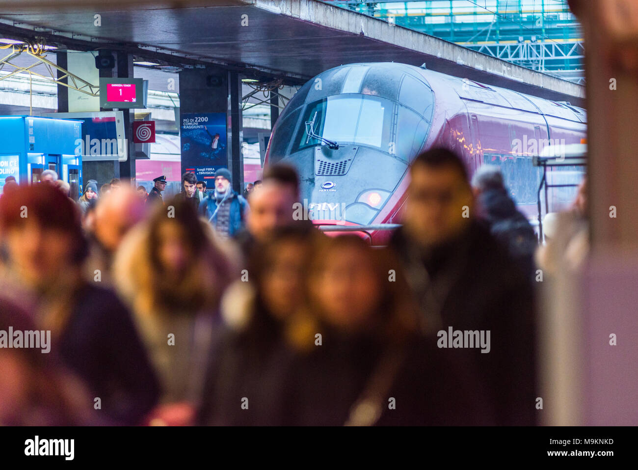 Italo moderne des trains de voyageurs à grande vitesse se dresse sur la plate-forme ferroviaire Termini. L'Italie. Banque D'Images