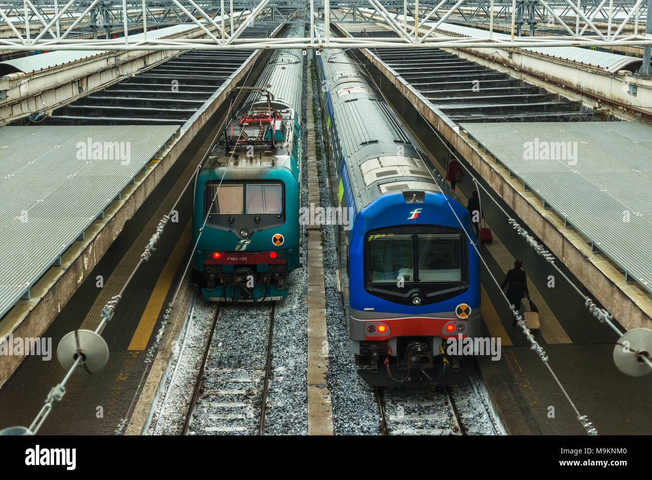 Les trains de passagers à grande vitesse sur la plate-forme ferroviaire Termini. Italie Banque D'Images