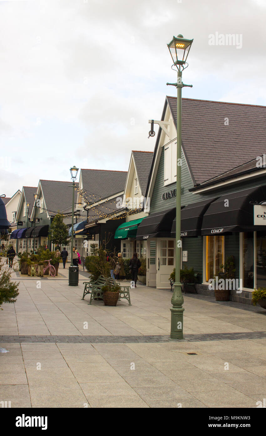 16 mars 2018 les commerces du village de Kildare en Irlande. Les boutiques Shoppers parcourt à la recherche d'aubaines dans ce luxueux parc de vente au détail Banque D'Images