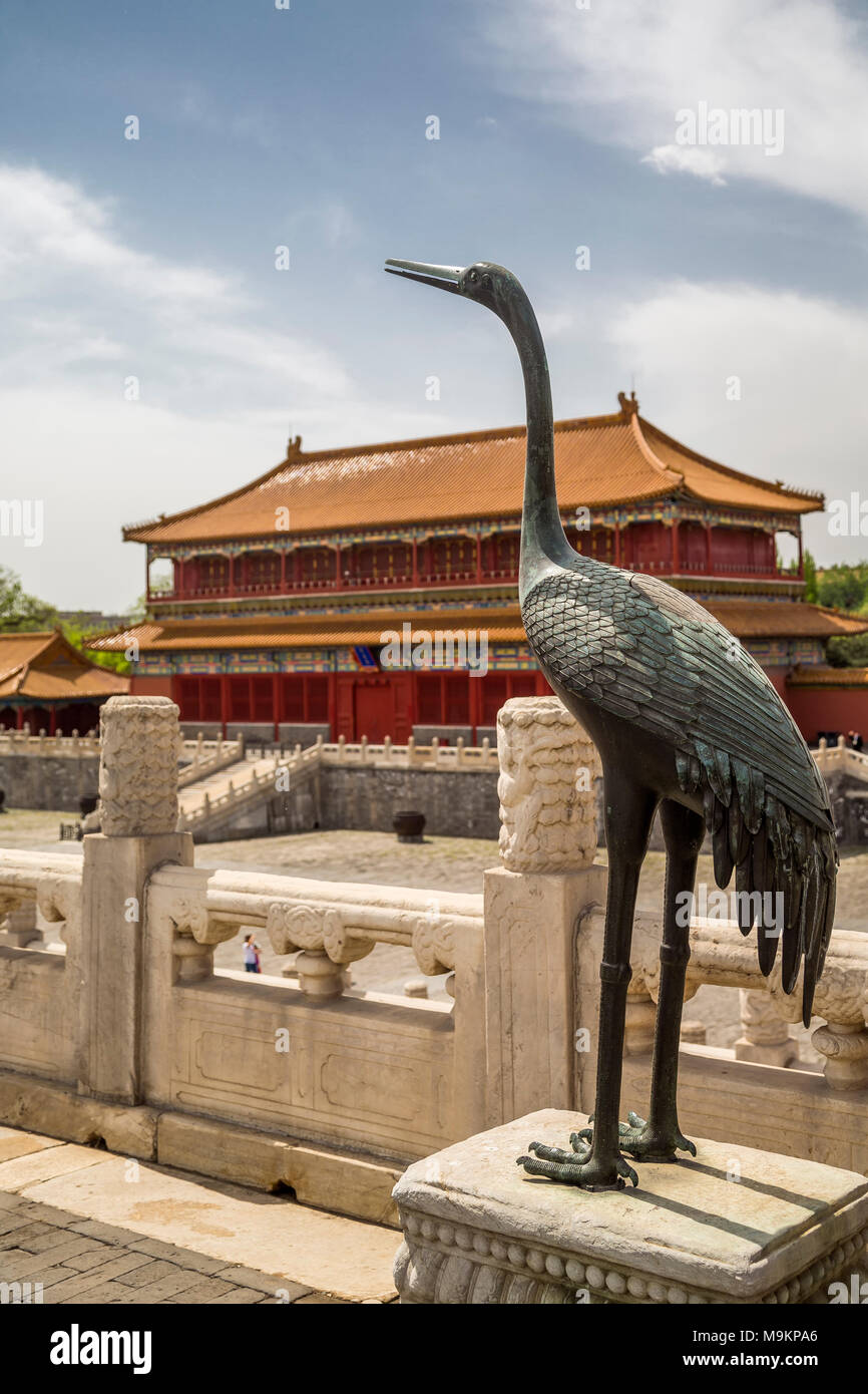 Une grue de bronze donnant sur une cour dans la Cité Interdite. La grue est un symbole chinois de la longévité. La Cité Interdite, Pékin, Chine Banque D'Images