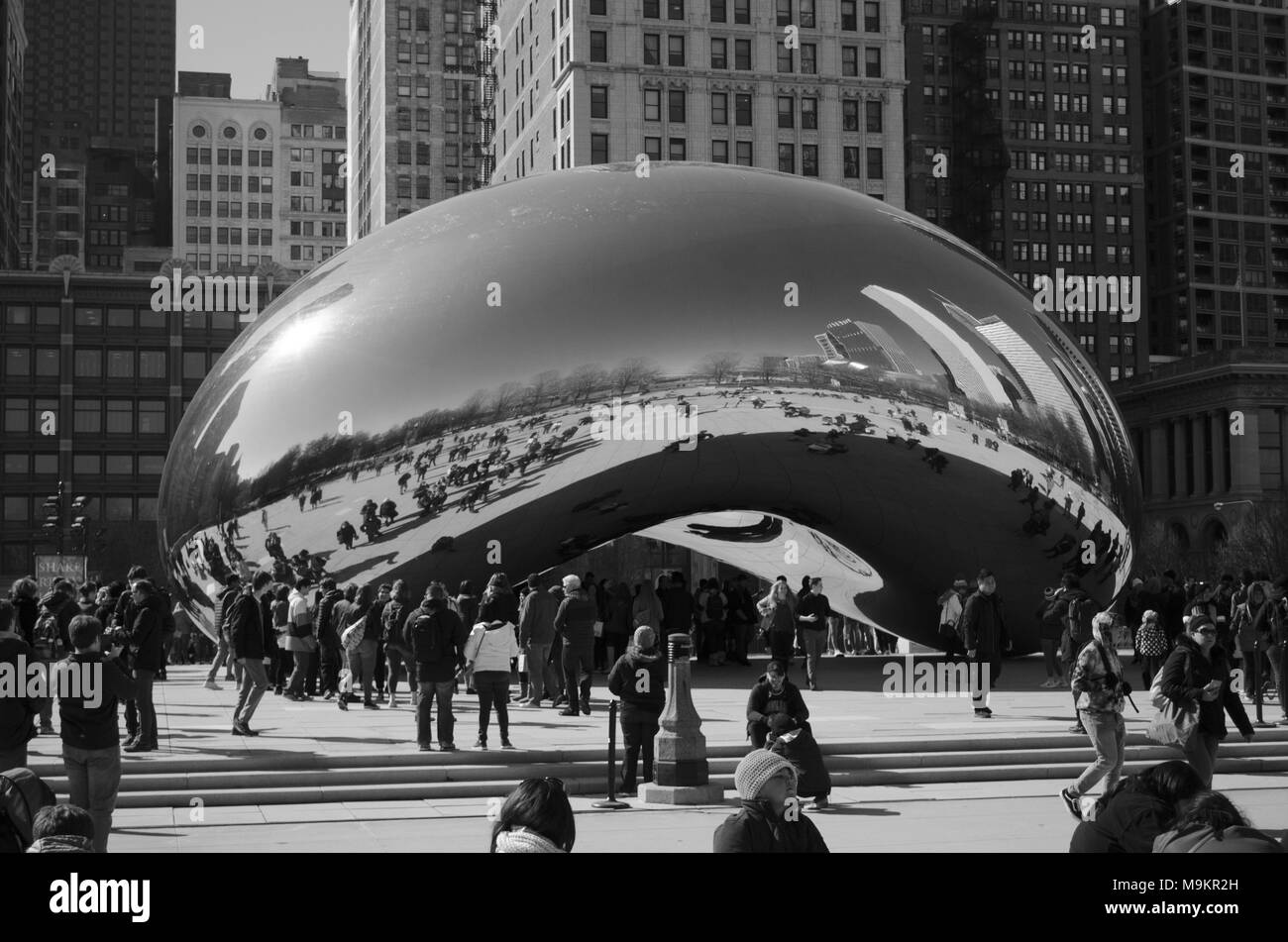 Photo noir et blanc de Cloud Gate 'Le Bean' à Chicago Banque D'Images