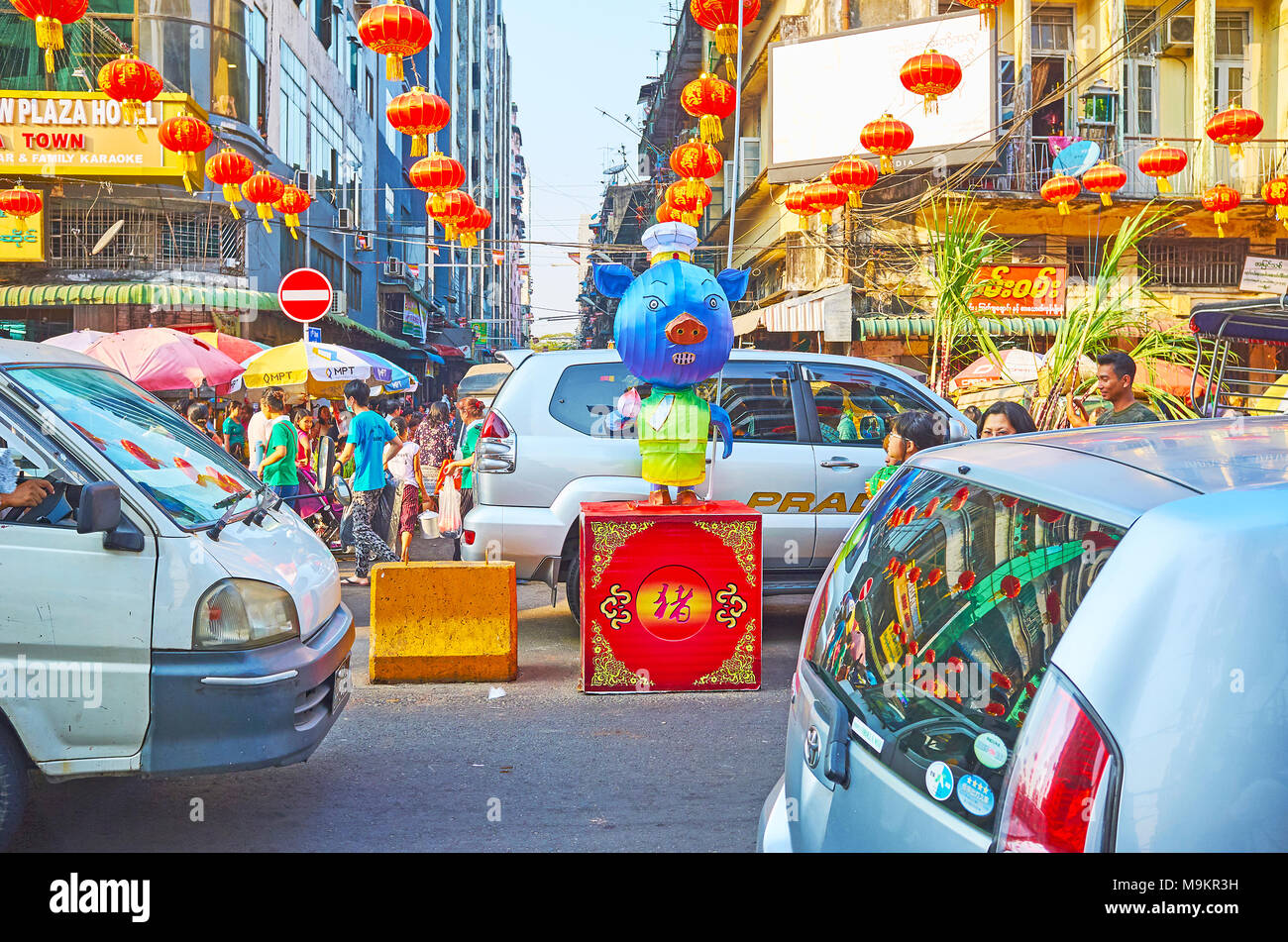 YANGON, MYANMAR - février 14, 2018 : la nouvelle année belle lanterne en forme d'un cochon dans Maha Bandula Road de Chinatown, le 14 février dans la région de Yangon. Banque D'Images