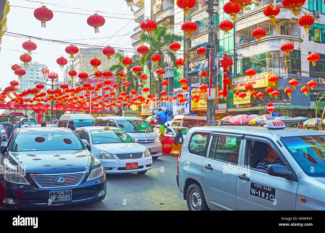 YANGON, MYANMAR - février 14, 2018 : l'embouteillage sur Maha Bandula Road dans le quartier chinois au cours de la préparation à la célébration du Nouvel An chinois, sur Banque D'Images