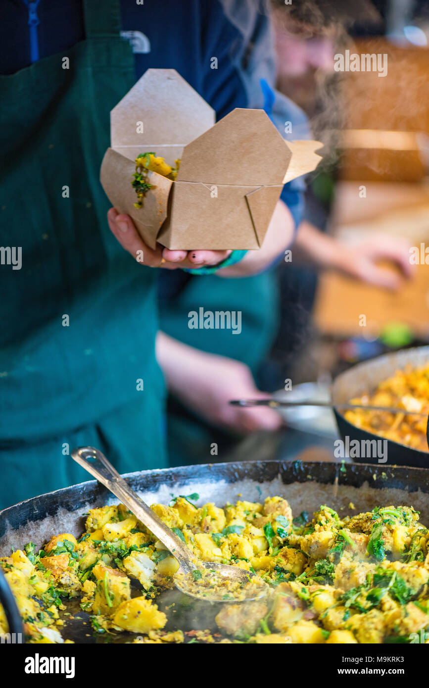 Chaud fraîchement cuit les aliments de rue en vente sur un étal au marché de l'arrondissement, au centre de Londres. Caris et Indian foods et la paella de manger en ville Banque D'Images