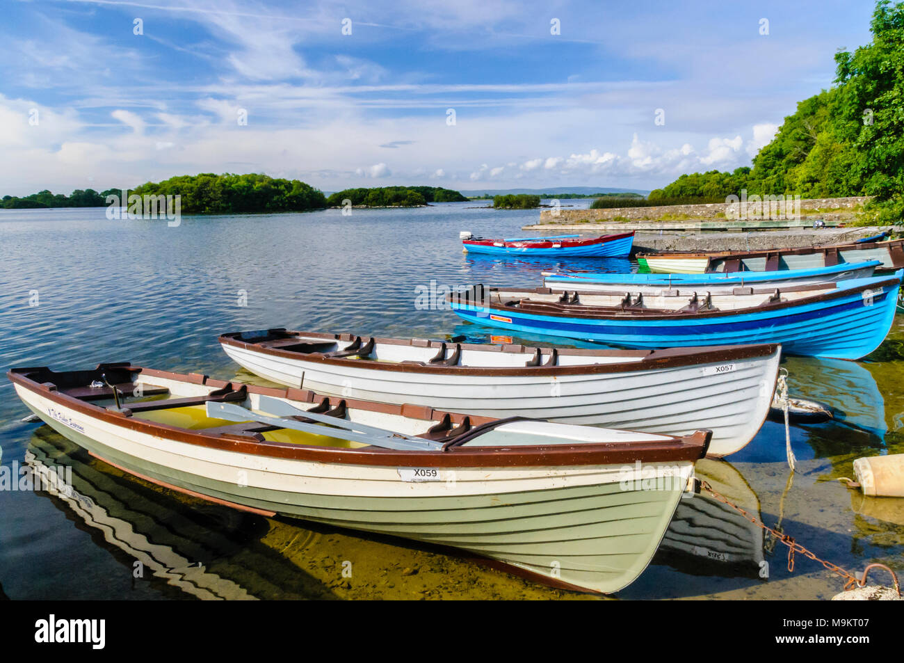 Les barques remplies d'eau jusqu'à l'asseoir amarré Irish Lough Corrib, Galway, Irlande. Banque D'Images