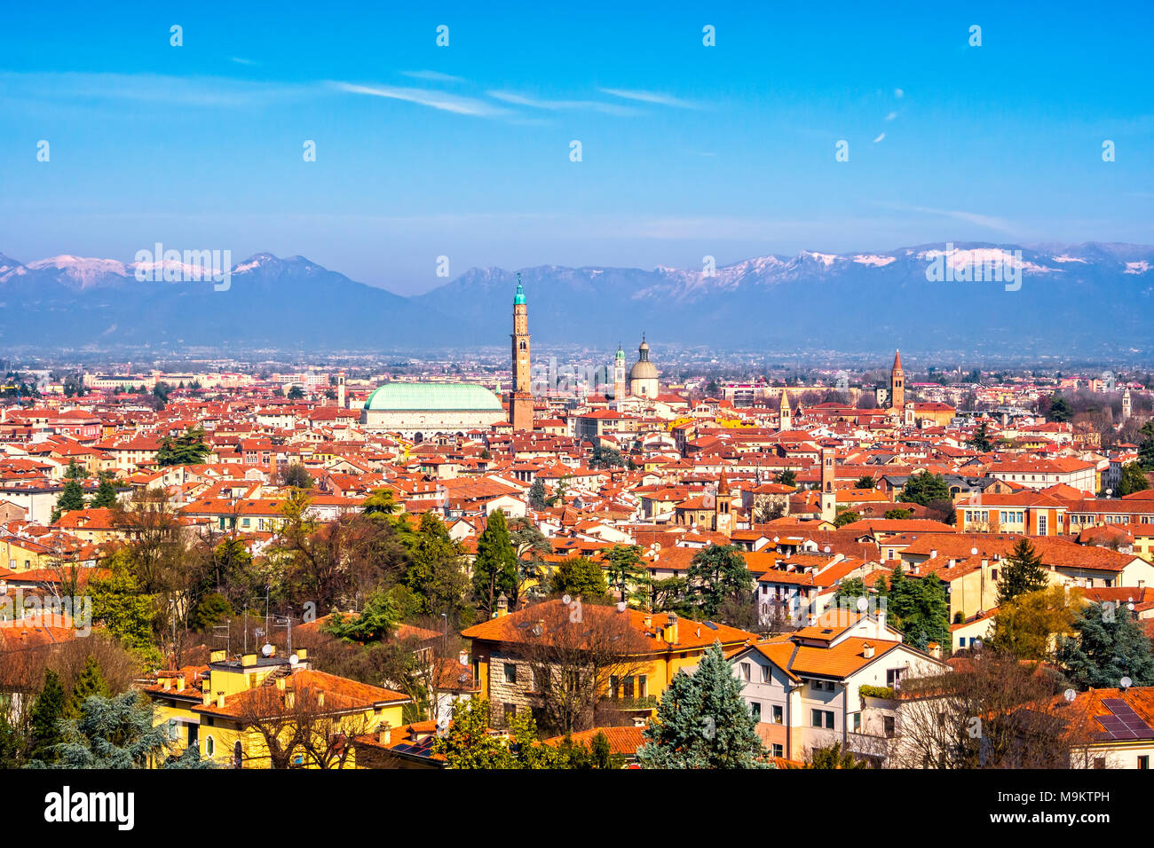 Vue panoramique de Vicence. Basilique palladienne, et les Alpes montagne sur arrière-plan. Vénétie Italie Europe Banque D'Images