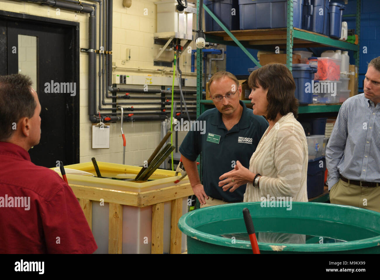 Rempl. Betty McCollum (D-Minn.) discute avec Mark, un physiologiste Gaikowski recherche avec le U.S. Geological Survey (USGS). Photo par Garrett Peterson/USFWS. Banque D'Images