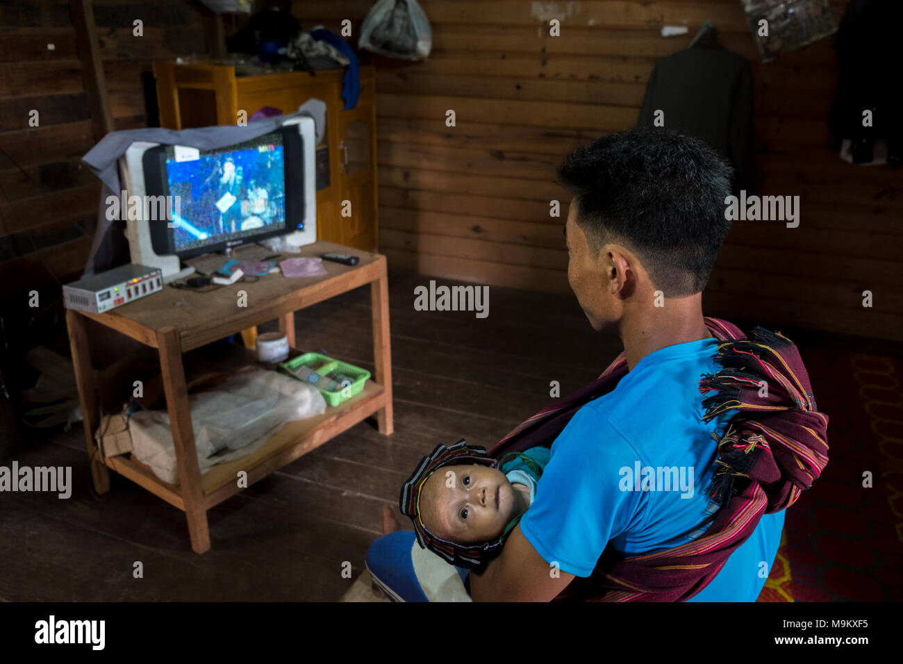 L'électricité a été seulement disponible en Daw Ta Da village, l'État de Kayah depuis juin 2017. Pho Reh regarde la télévision pour la première fois dans son village. Banque D'Images