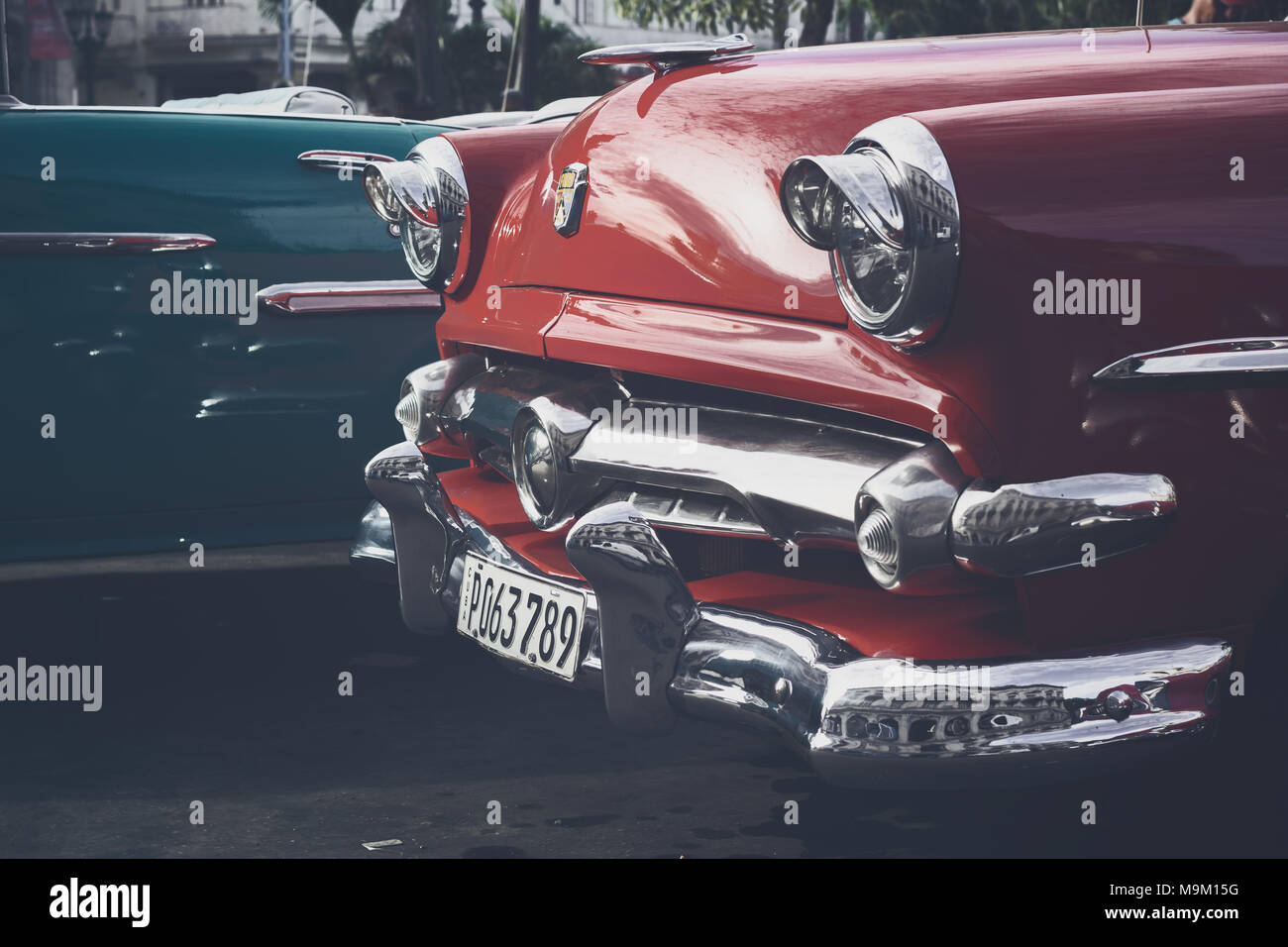 Vintage voitures alignées dans la capitale de La Havane, Cuba Banque D'Images