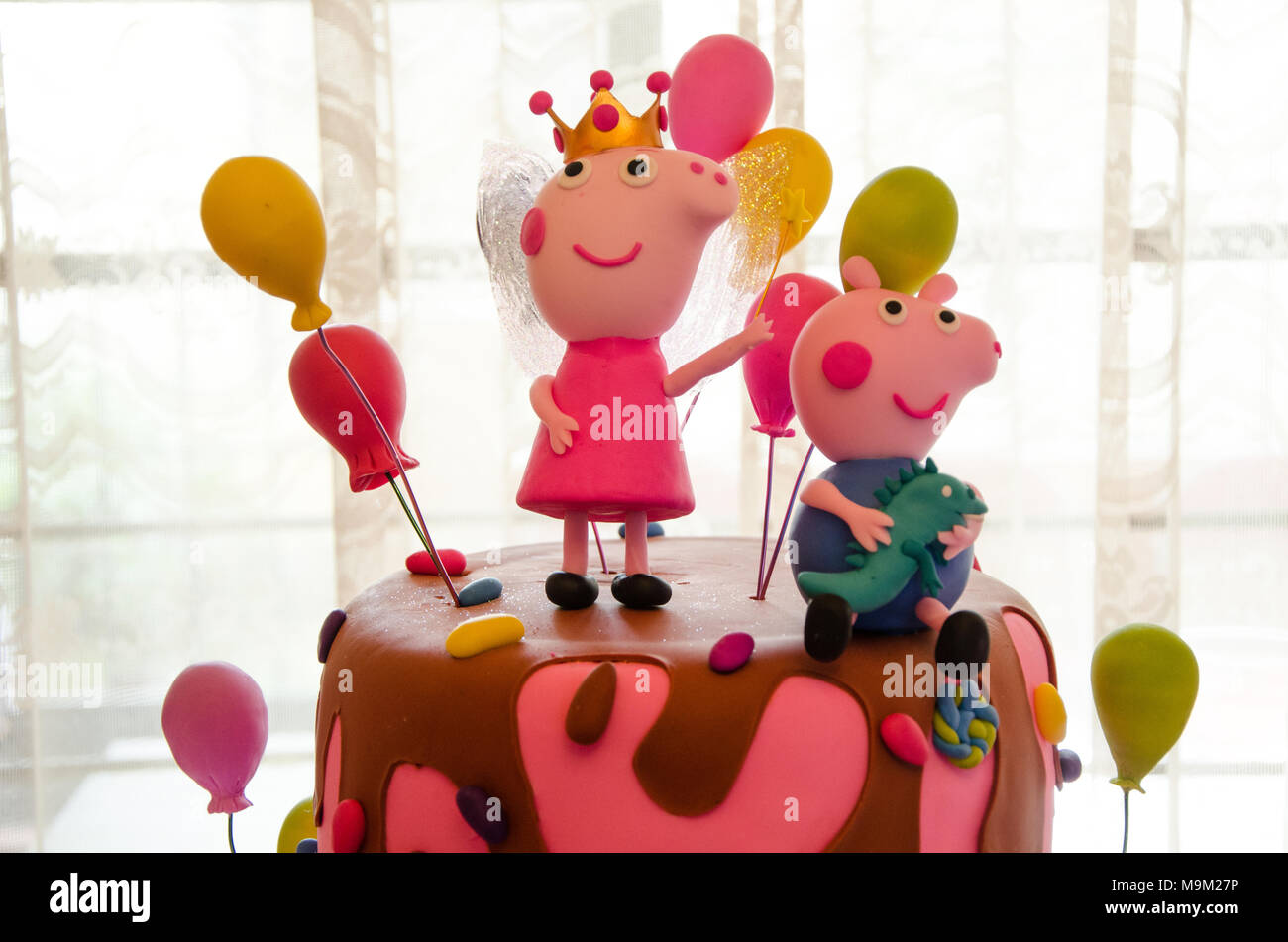 Fete Pour Les Enfants Decoration De Gateau Avec La Thematique De Peppa Pig Photo Stock Alamy Fete Pour Les Enfants Decoration De Gateau Avec La Thematique De Peppa Pig Photo Stock Alamy