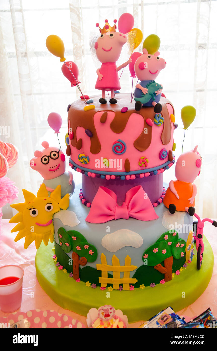 Fete Pour Les Enfants Decoration De Gateau Avec La Thematique De Peppa Pig Photo Stock Alamy