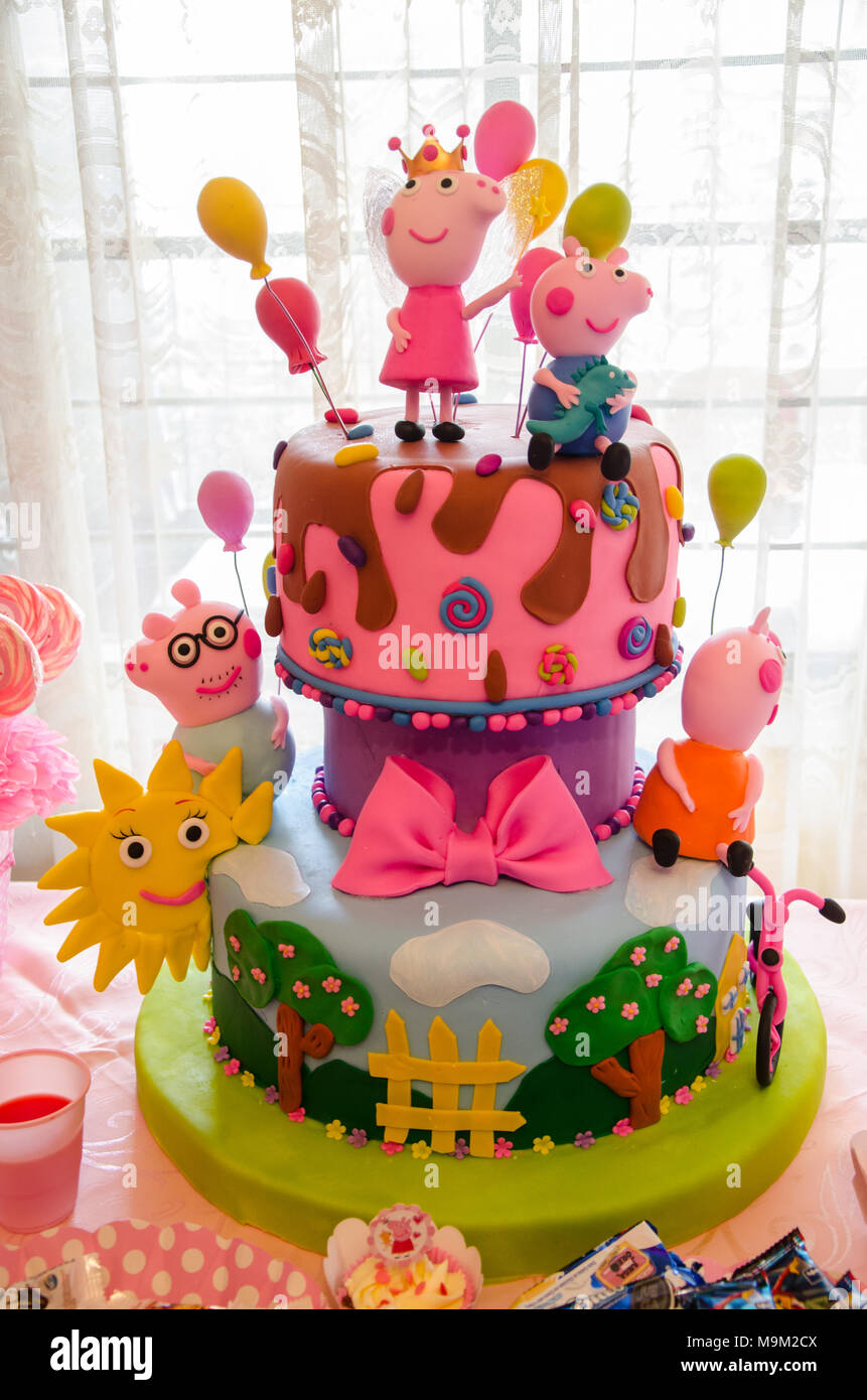 Fete Pour Les Enfants Decoration De Gateau Avec La Thematique De Peppa Pig Photo Stock Alamy Fete Pour Les Enfants Decoration De Gateau Avec La Thematique De Peppa Pig Photo Stock Alamy