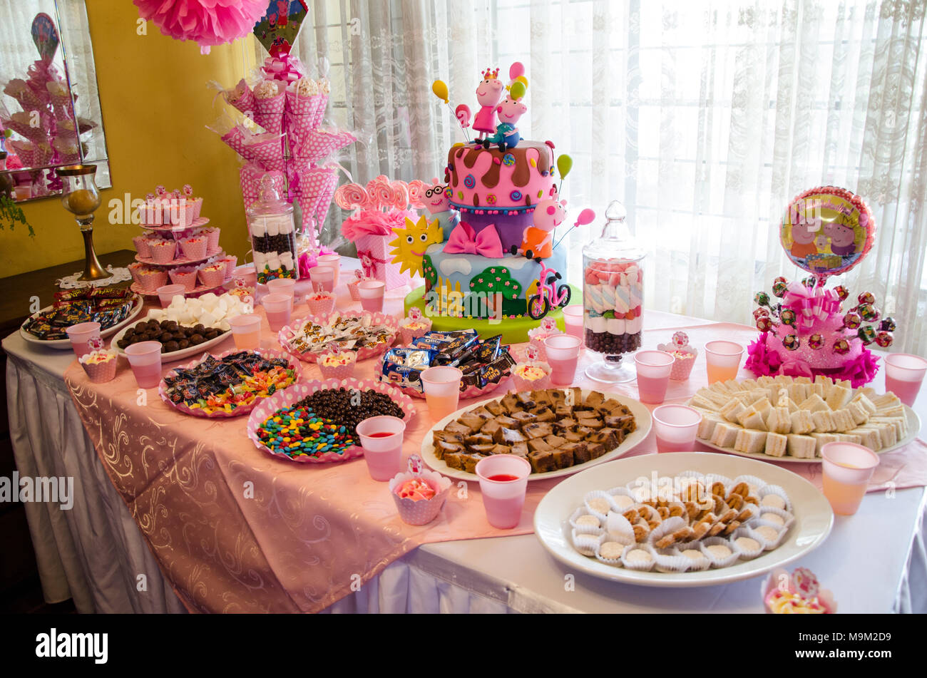 La décoration de fête pour les enfants, des gâteaux et des bonbons Photo  Stock - Alamy