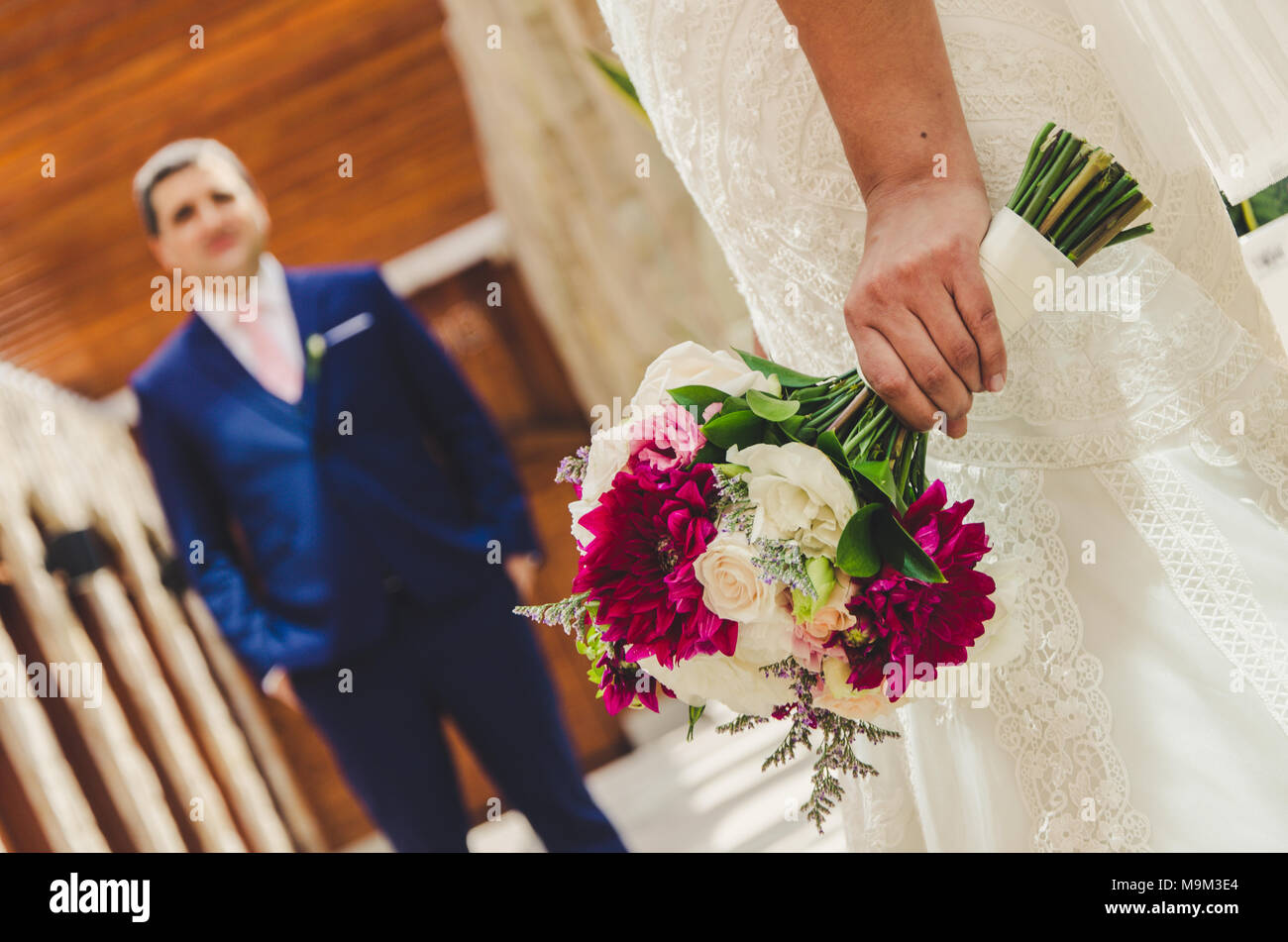 Bouquet d'enseignement mariée à son futur mari Banque D'Images