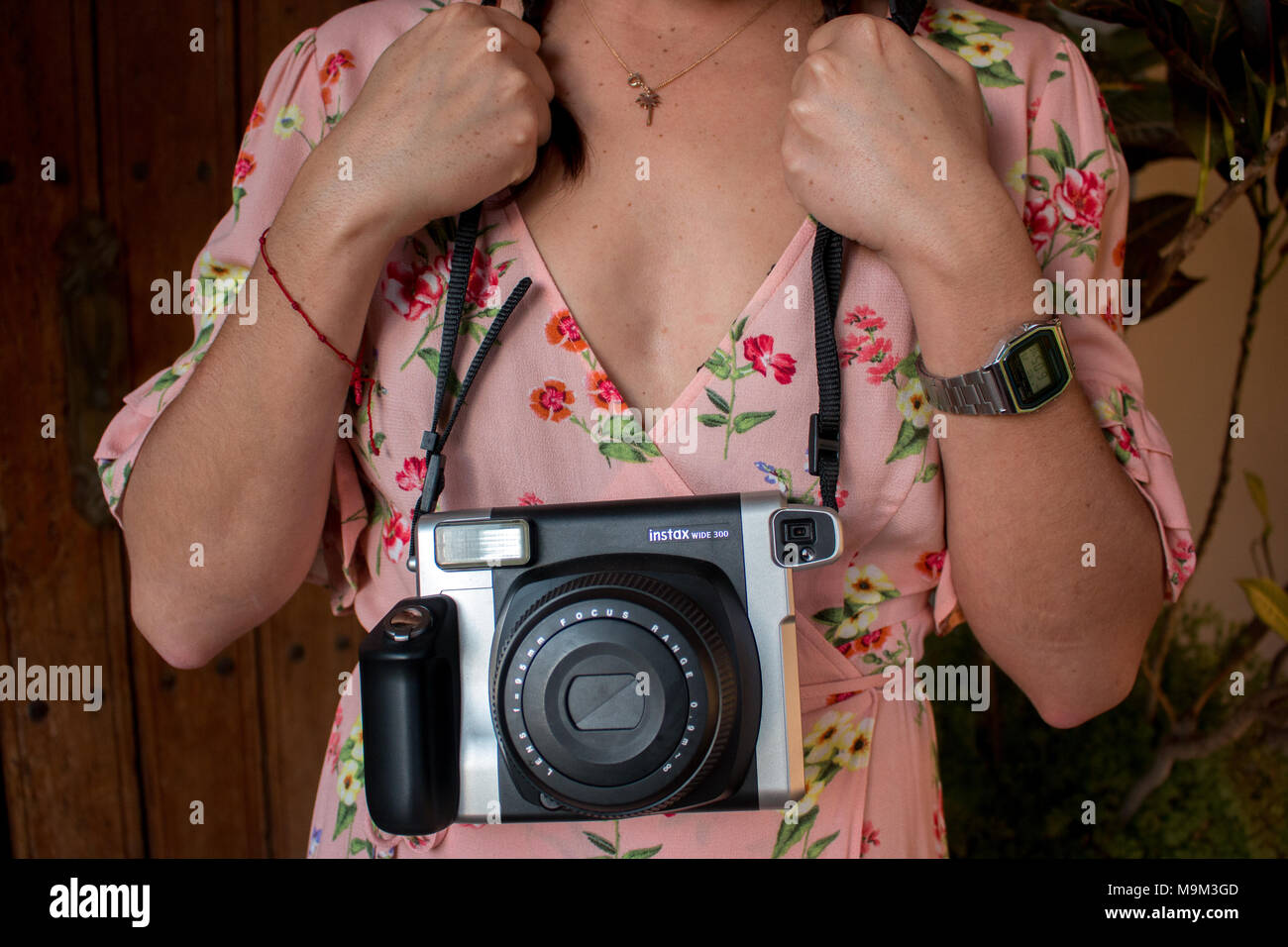 Jeune femme à l'aide d'un appareil photo instantané Banque D'Images